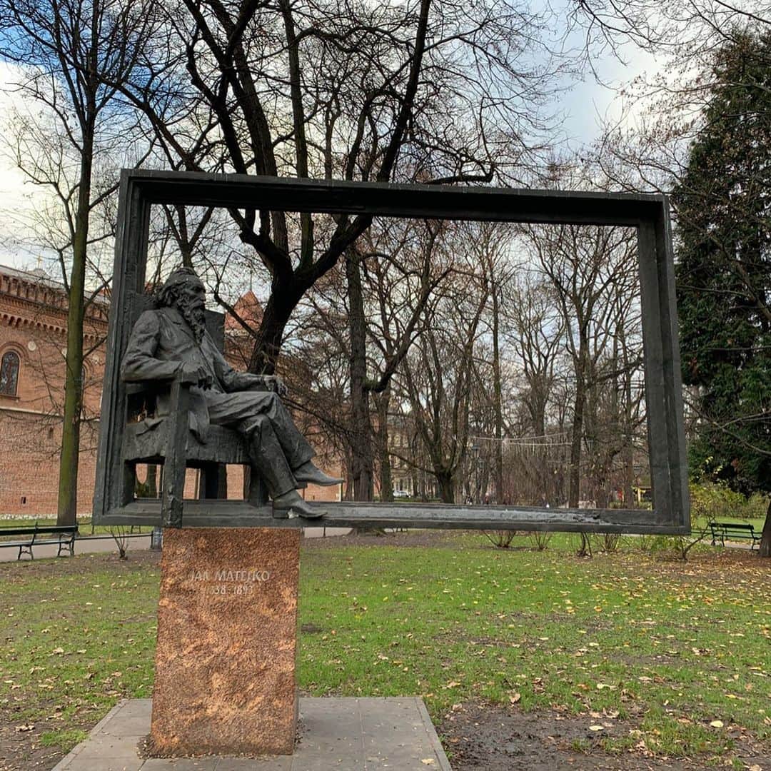 早川茉希さんのインスタグラム写真 - (早川茉希Instagram)「【Krakow in Poland🇵🇱】 ・ ３日目は４時半起きで一日ツアーに参加！ 列車でポーランドの古都#クラクフ へ移動しました🛤  ホームで日本人ガイドのアキさんが待ってくれていてご挨拶💁‍♀️ オフシーズンだからか、参加者は私たちのみ！ 街を歩きながら人気のチョコレート屋さんや オススメのポーリッシュチーズ、 伝統のドーナツなどを自由に楽しめました☺️ ・ ふとした話から、なんとアキさんが群馬出身で、 同じ前橋女子高校出身だと分かり二人で大興奮‼️🤣 まさかポーランドで同郷の先輩に会えるなんて🥺🌸 ・ 留学がきっかけでポーランドに魅せられ 移住して20年になるのだそう。 何を質問しても数字を使って 詳細に返してくれるプロフェッショナル！ 話を聴くのが好きなので取材ばりに質問しました😂  ポーランドは、確かに興味深い国✨ 123年間もの間、国家が消滅した歴史があり、 国民の約97%がポーランド人（そしてナチュラル美人多し）、 EU加盟国ですが、ズロチという通貨を使っています。 （ギリシャ危機を経験しているから） ・ 「日本の京都」と言われる歴史あるクラクフは、 #世界遺産 にも登録されている美しい街😊 ホテルも多いので、ゆっくり滞在するのも良さそうでした✨  私たちは、アキさんと車に乗り一番の目的地へ…  #krakow #krakow_gram #poland #lovepoland #travel #europe #クラクフ観光 #ポーランド旅行 #ヨーロッパ旅行 #ヨーロッパ #タビジョ #旅行好きな人と繋がりたい #女子旅 #古都 #一つ一つのスポットに歴史あり #ガイドさんがいると何倍も面白い #前女 #こんなところに群馬仲間 #聖マリア教会 #毎時トランペットを吹く🎺 #700年以上続いています」12月11日 9時39分 - maki_hayakawa