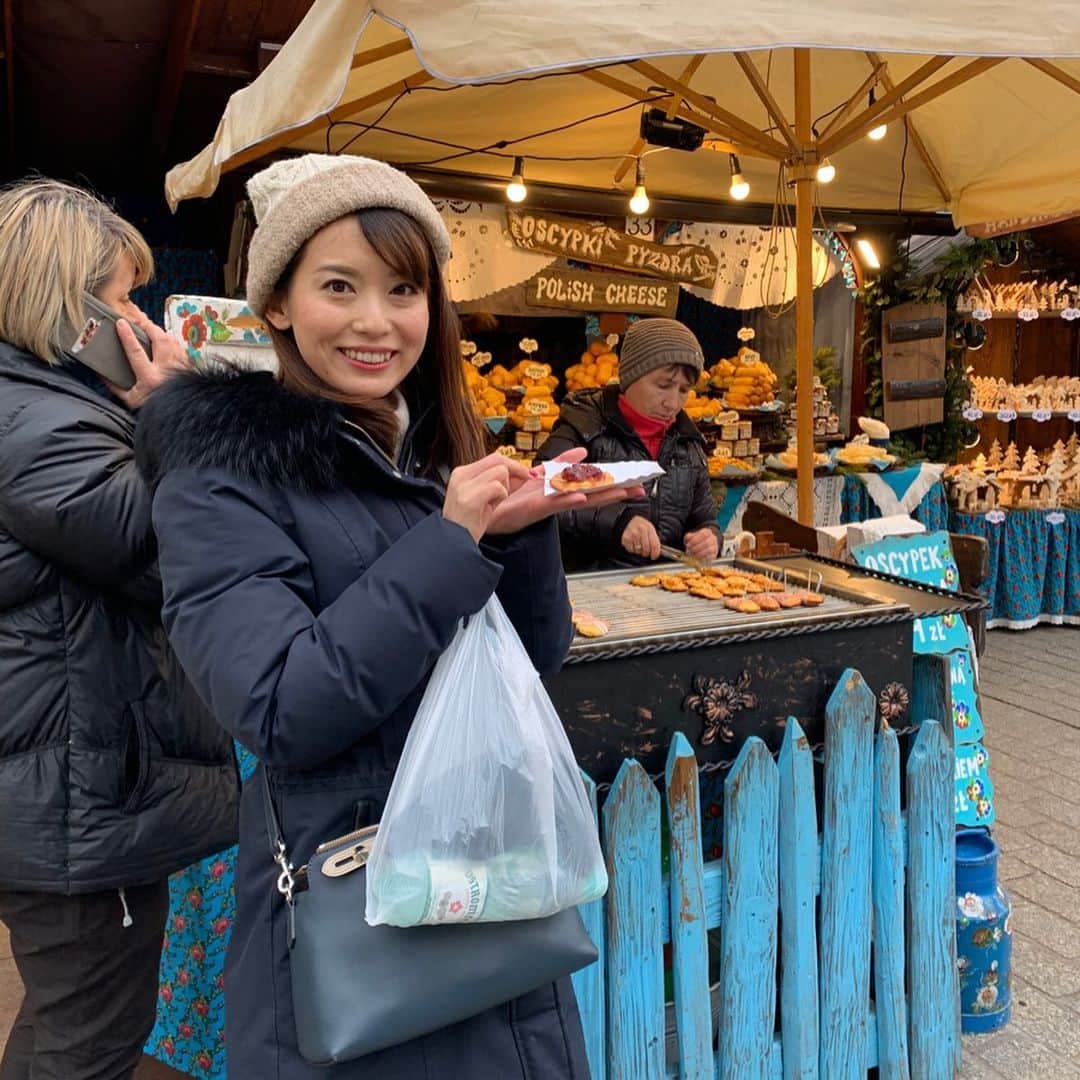 早川茉希さんのインスタグラム写真 - (早川茉希Instagram)「【Krakow in Poland🇵🇱】 ・ ３日目は４時半起きで一日ツアーに参加！ 列車でポーランドの古都#クラクフ へ移動しました🛤  ホームで日本人ガイドのアキさんが待ってくれていてご挨拶💁‍♀️ オフシーズンだからか、参加者は私たちのみ！ 街を歩きながら人気のチョコレート屋さんや オススメのポーリッシュチーズ、 伝統のドーナツなどを自由に楽しめました☺️ ・ ふとした話から、なんとアキさんが群馬出身で、 同じ前橋女子高校出身だと分かり二人で大興奮‼️🤣 まさかポーランドで同郷の先輩に会えるなんて🥺🌸 ・ 留学がきっかけでポーランドに魅せられ 移住して20年になるのだそう。 何を質問しても数字を使って 詳細に返してくれるプロフェッショナル！ 話を聴くのが好きなので取材ばりに質問しました😂  ポーランドは、確かに興味深い国✨ 123年間もの間、国家が消滅した歴史があり、 国民の約97%がポーランド人（そしてナチュラル美人多し）、 EU加盟国ですが、ズロチという通貨を使っています。 （ギリシャ危機を経験しているから） ・ 「日本の京都」と言われる歴史あるクラクフは、 #世界遺産 にも登録されている美しい街😊 ホテルも多いので、ゆっくり滞在するのも良さそうでした✨  私たちは、アキさんと車に乗り一番の目的地へ…  #krakow #krakow_gram #poland #lovepoland #travel #europe #クラクフ観光 #ポーランド旅行 #ヨーロッパ旅行 #ヨーロッパ #タビジョ #旅行好きな人と繋がりたい #女子旅 #古都 #一つ一つのスポットに歴史あり #ガイドさんがいると何倍も面白い #前女 #こんなところに群馬仲間 #聖マリア教会 #毎時トランペットを吹く🎺 #700年以上続いています」12月11日 9時39分 - maki_hayakawa