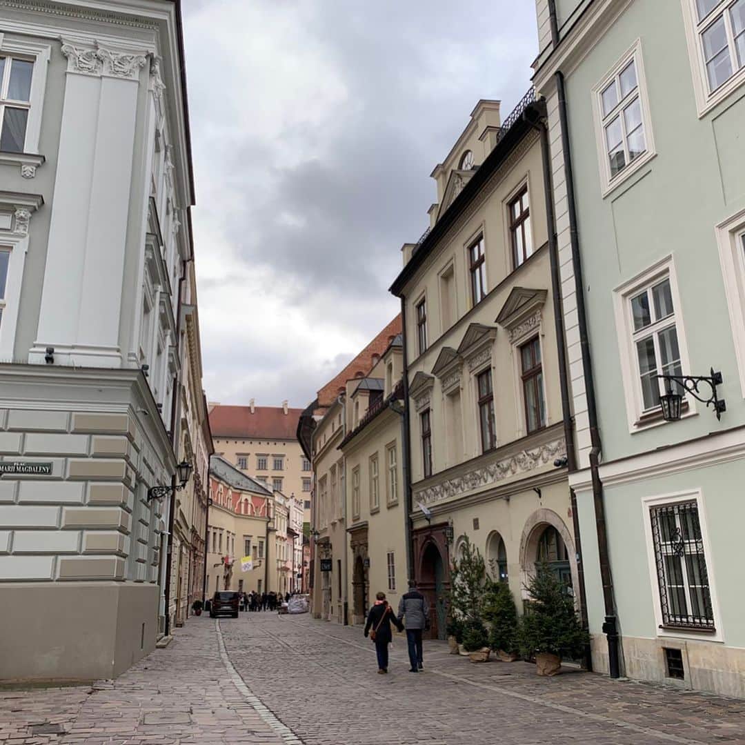 早川茉希さんのインスタグラム写真 - (早川茉希Instagram)「【Krakow in Poland🇵🇱】 ・ ３日目は４時半起きで一日ツアーに参加！ 列車でポーランドの古都#クラクフ へ移動しました🛤  ホームで日本人ガイドのアキさんが待ってくれていてご挨拶💁‍♀️ オフシーズンだからか、参加者は私たちのみ！ 街を歩きながら人気のチョコレート屋さんや オススメのポーリッシュチーズ、 伝統のドーナツなどを自由に楽しめました☺️ ・ ふとした話から、なんとアキさんが群馬出身で、 同じ前橋女子高校出身だと分かり二人で大興奮‼️🤣 まさかポーランドで同郷の先輩に会えるなんて🥺🌸 ・ 留学がきっかけでポーランドに魅せられ 移住して20年になるのだそう。 何を質問しても数字を使って 詳細に返してくれるプロフェッショナル！ 話を聴くのが好きなので取材ばりに質問しました😂  ポーランドは、確かに興味深い国✨ 123年間もの間、国家が消滅した歴史があり、 国民の約97%がポーランド人（そしてナチュラル美人多し）、 EU加盟国ですが、ズロチという通貨を使っています。 （ギリシャ危機を経験しているから） ・ 「日本の京都」と言われる歴史あるクラクフは、 #世界遺産 にも登録されている美しい街😊 ホテルも多いので、ゆっくり滞在するのも良さそうでした✨  私たちは、アキさんと車に乗り一番の目的地へ…  #krakow #krakow_gram #poland #lovepoland #travel #europe #クラクフ観光 #ポーランド旅行 #ヨーロッパ旅行 #ヨーロッパ #タビジョ #旅行好きな人と繋がりたい #女子旅 #古都 #一つ一つのスポットに歴史あり #ガイドさんがいると何倍も面白い #前女 #こんなところに群馬仲間 #聖マリア教会 #毎時トランペットを吹く🎺 #700年以上続いています」12月11日 9時39分 - maki_hayakawa