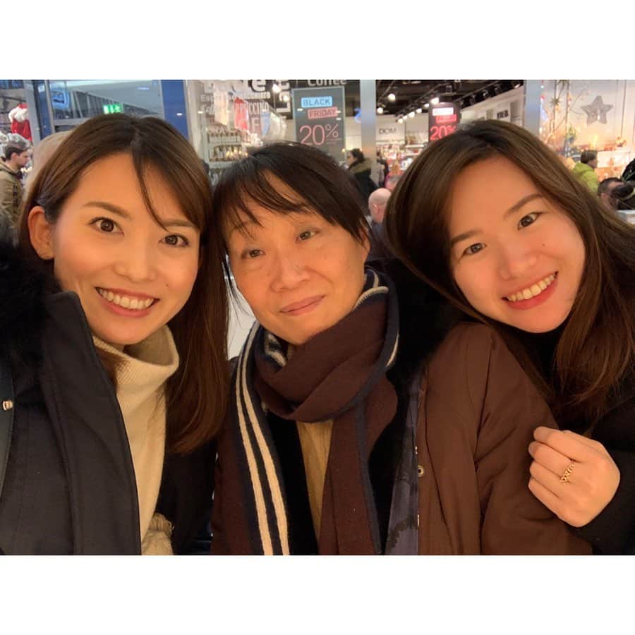 早川茉希さんのインスタグラム写真 - (早川茉希Instagram)「【Krakow in Poland🇵🇱】 ・ ３日目は４時半起きで一日ツアーに参加！ 列車でポーランドの古都#クラクフ へ移動しました🛤  ホームで日本人ガイドのアキさんが待ってくれていてご挨拶💁‍♀️ オフシーズンだからか、参加者は私たちのみ！ 街を歩きながら人気のチョコレート屋さんや オススメのポーリッシュチーズ、 伝統のドーナツなどを自由に楽しめました☺️ ・ ふとした話から、なんとアキさんが群馬出身で、 同じ前橋女子高校出身だと分かり二人で大興奮‼️🤣 まさかポーランドで同郷の先輩に会えるなんて🥺🌸 ・ 留学がきっかけでポーランドに魅せられ 移住して20年になるのだそう。 何を質問しても数字を使って 詳細に返してくれるプロフェッショナル！ 話を聴くのが好きなので取材ばりに質問しました😂  ポーランドは、確かに興味深い国✨ 123年間もの間、国家が消滅した歴史があり、 国民の約97%がポーランド人（そしてナチュラル美人多し）、 EU加盟国ですが、ズロチという通貨を使っています。 （ギリシャ危機を経験しているから） ・ 「日本の京都」と言われる歴史あるクラクフは、 #世界遺産 にも登録されている美しい街😊 ホテルも多いので、ゆっくり滞在するのも良さそうでした✨  私たちは、アキさんと車に乗り一番の目的地へ…  #krakow #krakow_gram #poland #lovepoland #travel #europe #クラクフ観光 #ポーランド旅行 #ヨーロッパ旅行 #ヨーロッパ #タビジョ #旅行好きな人と繋がりたい #女子旅 #古都 #一つ一つのスポットに歴史あり #ガイドさんがいると何倍も面白い #前女 #こんなところに群馬仲間 #聖マリア教会 #毎時トランペットを吹く🎺 #700年以上続いています」12月11日 9時39分 - maki_hayakawa