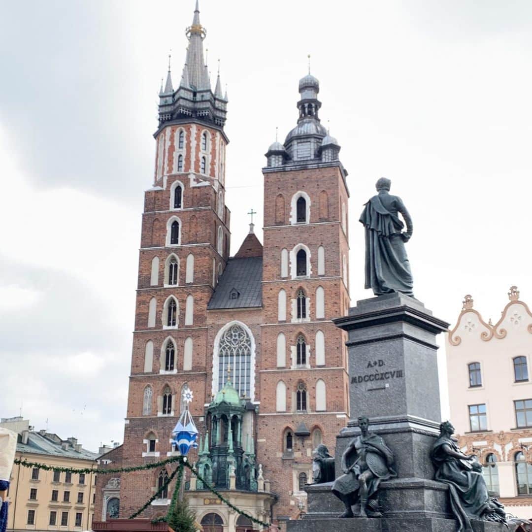早川茉希さんのインスタグラム写真 - (早川茉希Instagram)「【Krakow in Poland🇵🇱】 ・ ３日目は４時半起きで一日ツアーに参加！ 列車でポーランドの古都#クラクフ へ移動しました🛤  ホームで日本人ガイドのアキさんが待ってくれていてご挨拶💁‍♀️ オフシーズンだからか、参加者は私たちのみ！ 街を歩きながら人気のチョコレート屋さんや オススメのポーリッシュチーズ、 伝統のドーナツなどを自由に楽しめました☺️ ・ ふとした話から、なんとアキさんが群馬出身で、 同じ前橋女子高校出身だと分かり二人で大興奮‼️🤣 まさかポーランドで同郷の先輩に会えるなんて🥺🌸 ・ 留学がきっかけでポーランドに魅せられ 移住して20年になるのだそう。 何を質問しても数字を使って 詳細に返してくれるプロフェッショナル！ 話を聴くのが好きなので取材ばりに質問しました😂  ポーランドは、確かに興味深い国✨ 123年間もの間、国家が消滅した歴史があり、 国民の約97%がポーランド人（そしてナチュラル美人多し）、 EU加盟国ですが、ズロチという通貨を使っています。 （ギリシャ危機を経験しているから） ・ 「日本の京都」と言われる歴史あるクラクフは、 #世界遺産 にも登録されている美しい街😊 ホテルも多いので、ゆっくり滞在するのも良さそうでした✨  私たちは、アキさんと車に乗り一番の目的地へ…  #krakow #krakow_gram #poland #lovepoland #travel #europe #クラクフ観光 #ポーランド旅行 #ヨーロッパ旅行 #ヨーロッパ #タビジョ #旅行好きな人と繋がりたい #女子旅 #古都 #一つ一つのスポットに歴史あり #ガイドさんがいると何倍も面白い #前女 #こんなところに群馬仲間 #聖マリア教会 #毎時トランペットを吹く🎺 #700年以上続いています」12月11日 9時39分 - maki_hayakawa