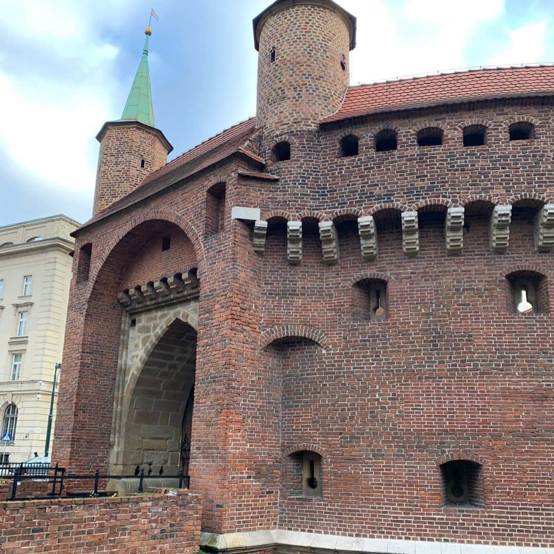 早川茉希さんのインスタグラム写真 - (早川茉希Instagram)「【Krakow in Poland🇵🇱】 ・ ３日目は４時半起きで一日ツアーに参加！ 列車でポーランドの古都#クラクフ へ移動しました🛤  ホームで日本人ガイドのアキさんが待ってくれていてご挨拶💁‍♀️ オフシーズンだからか、参加者は私たちのみ！ 街を歩きながら人気のチョコレート屋さんや オススメのポーリッシュチーズ、 伝統のドーナツなどを自由に楽しめました☺️ ・ ふとした話から、なんとアキさんが群馬出身で、 同じ前橋女子高校出身だと分かり二人で大興奮‼️🤣 まさかポーランドで同郷の先輩に会えるなんて🥺🌸 ・ 留学がきっかけでポーランドに魅せられ 移住して20年になるのだそう。 何を質問しても数字を使って 詳細に返してくれるプロフェッショナル！ 話を聴くのが好きなので取材ばりに質問しました😂  ポーランドは、確かに興味深い国✨ 123年間もの間、国家が消滅した歴史があり、 国民の約97%がポーランド人（そしてナチュラル美人多し）、 EU加盟国ですが、ズロチという通貨を使っています。 （ギリシャ危機を経験しているから） ・ 「日本の京都」と言われる歴史あるクラクフは、 #世界遺産 にも登録されている美しい街😊 ホテルも多いので、ゆっくり滞在するのも良さそうでした✨  私たちは、アキさんと車に乗り一番の目的地へ…  #krakow #krakow_gram #poland #lovepoland #travel #europe #クラクフ観光 #ポーランド旅行 #ヨーロッパ旅行 #ヨーロッパ #タビジョ #旅行好きな人と繋がりたい #女子旅 #古都 #一つ一つのスポットに歴史あり #ガイドさんがいると何倍も面白い #前女 #こんなところに群馬仲間 #聖マリア教会 #毎時トランペットを吹く🎺 #700年以上続いています」12月11日 9時39分 - maki_hayakawa