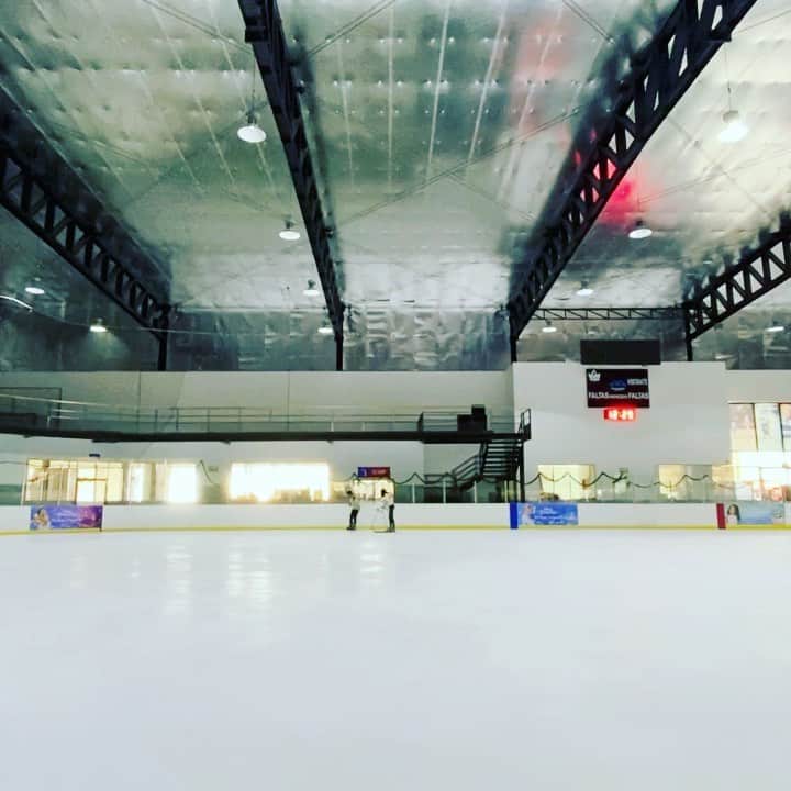 ヴォーン・チピアーのインスタグラム：「#stillgotit #figureskating #triplelutz @auraskates #fitslikeaglove #truecustom #35andstillgotit #theseskatessavedmyknees」