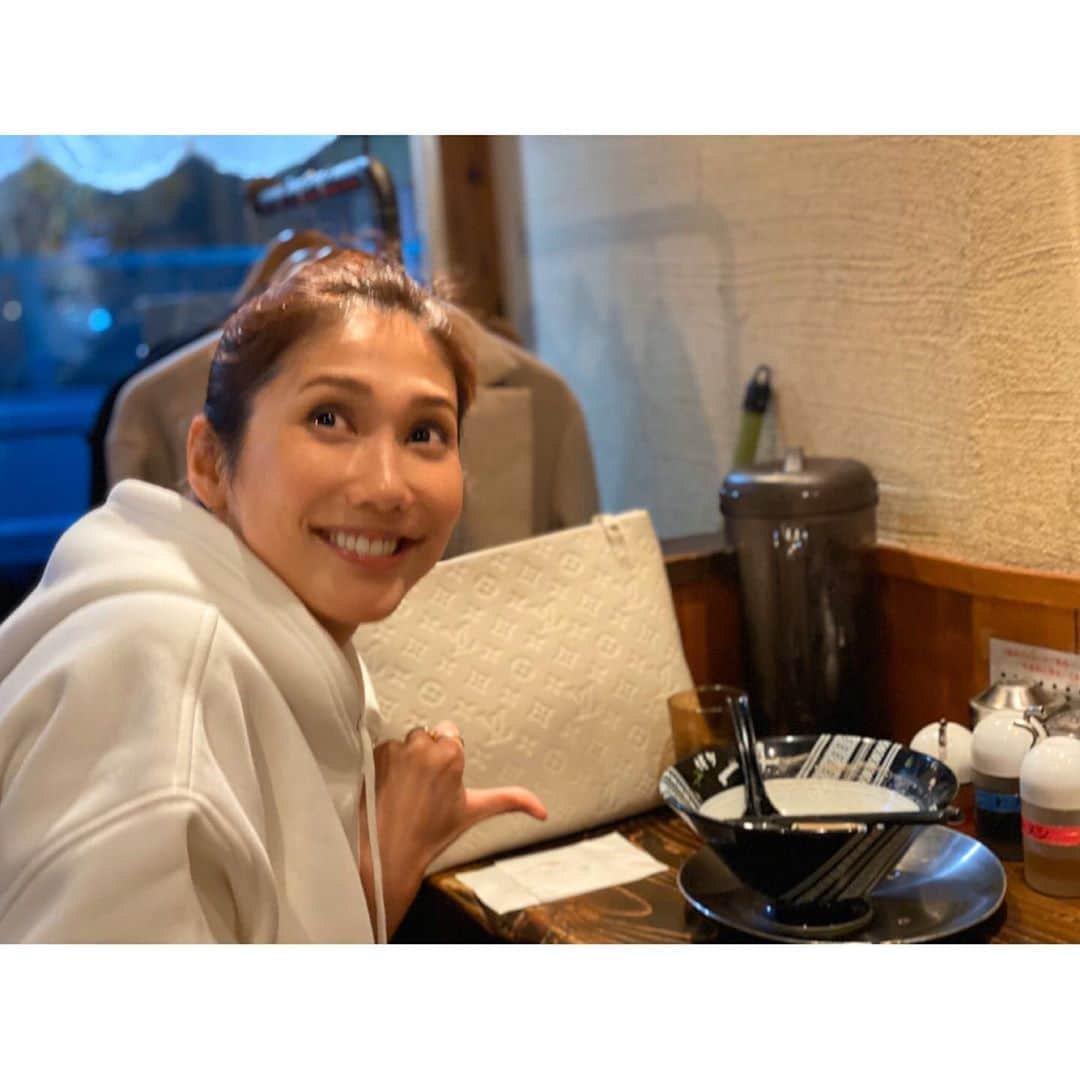 春輝のインスタグラム：「店員さん、めちゃ美味しかったです👍の図  #とんこつラーメン#ばりかた#AM3:00 #春輝#Haruki」