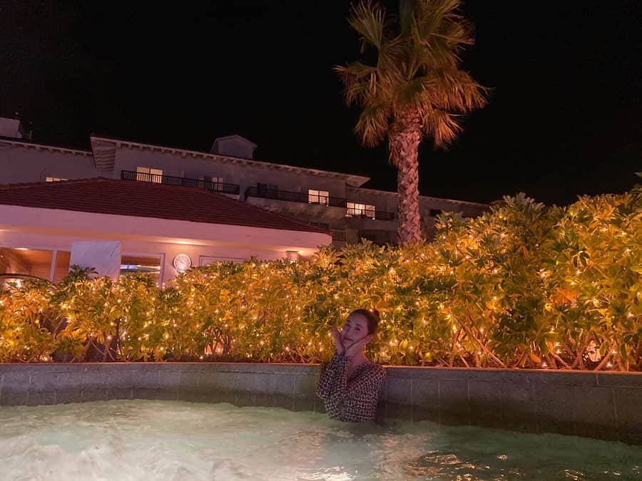 イ・ダヘのインスタグラム：「따땃~하니 온천이 안부럽구려 허허 #night#spa」