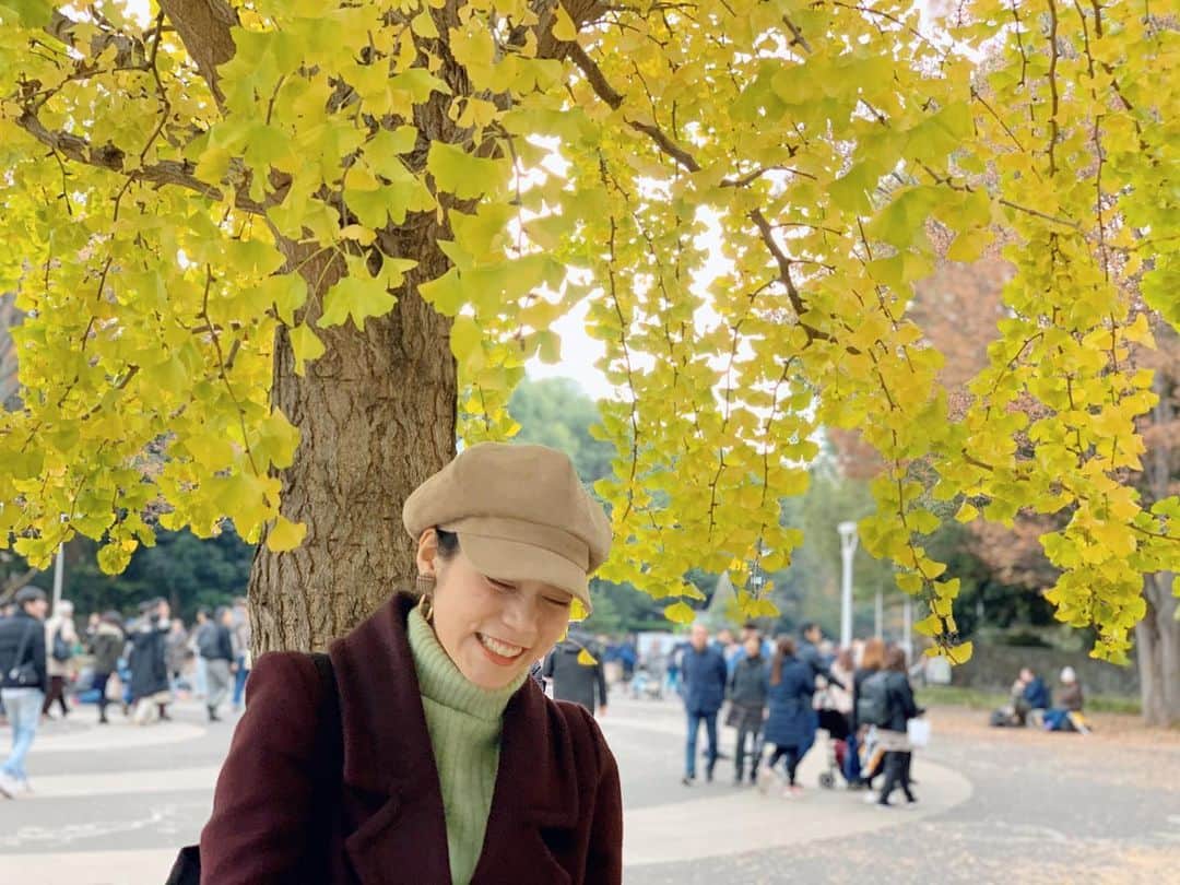 松山愛里さんのインスタグラム写真 - (松山愛里Instagram)「. 東京は12月に入ってようやく見頃🍁 綺麗に色付いていました〜🍂🌳 #イチョウの木#やってる？風#のれん芸#よくやっちゃう」12月11日 15時14分 - airi__matsuyama