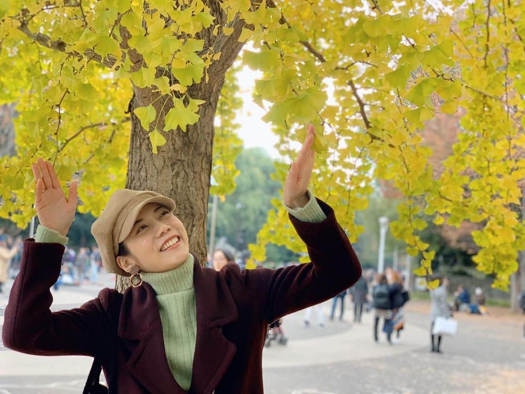 松山愛里のインスタグラム：「. 東京は12月に入ってようやく見頃🍁 綺麗に色付いていました〜🍂🌳 #イチョウの木#やってる？風#のれん芸#よくやっちゃう」