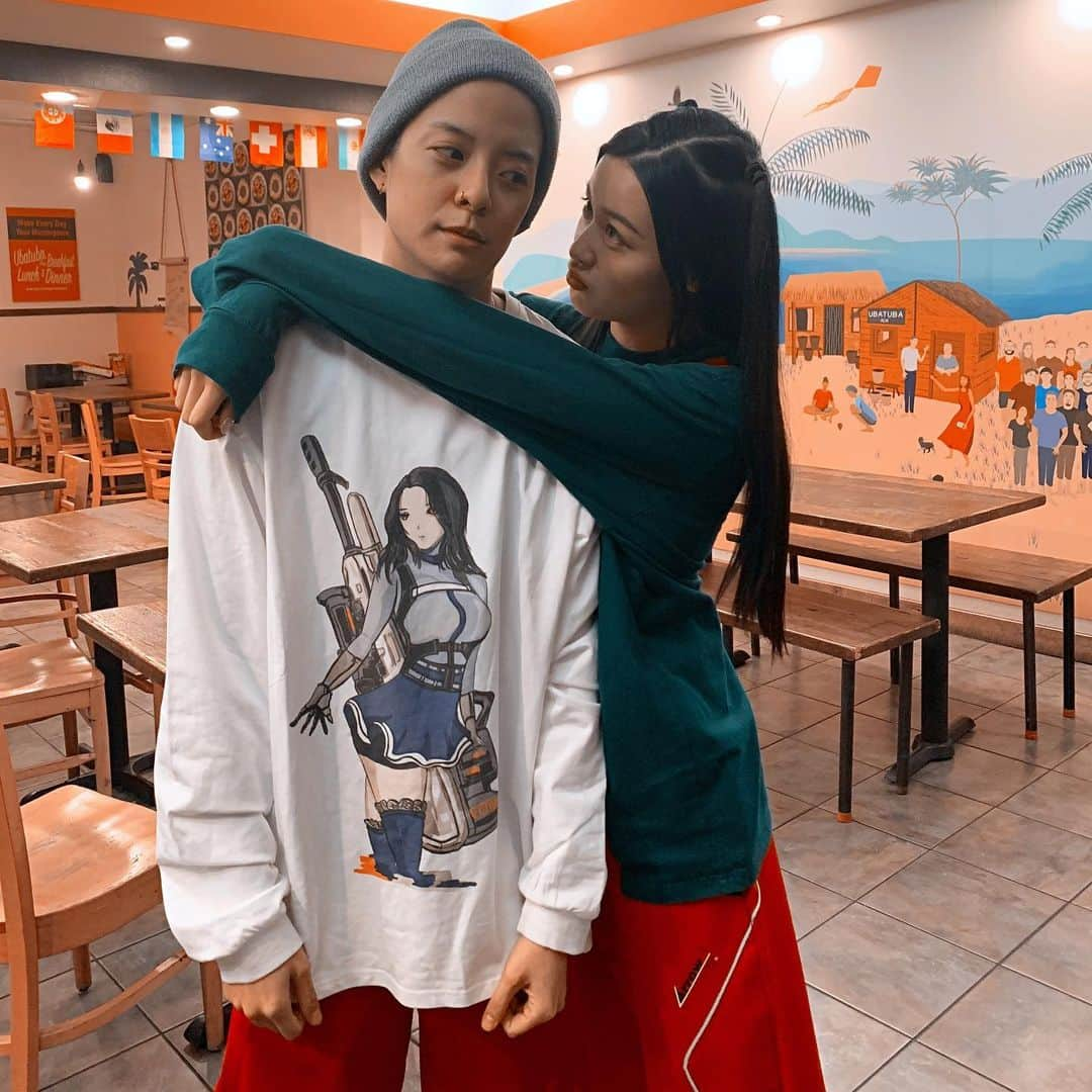 アンバー さんのインスタグラム写真 - (アンバー Instagram)「Emily always complains that i don’t see her enough so now i have to wear her... thanks for the merch... #nextlevelclingy」12月11日 15時16分 - amberliu