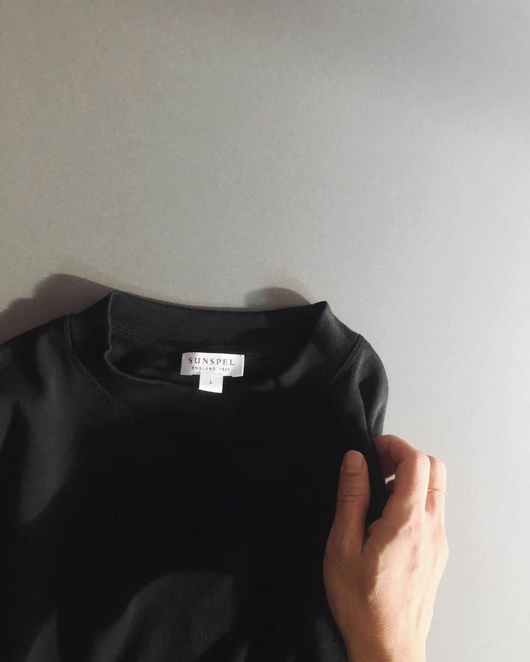 のインスタグラム：「SUNSPEL  仕立てのいい服。 襟の高さも 着心地も。  1860 ENGLAND  @sunspelclothing  #sunspel」