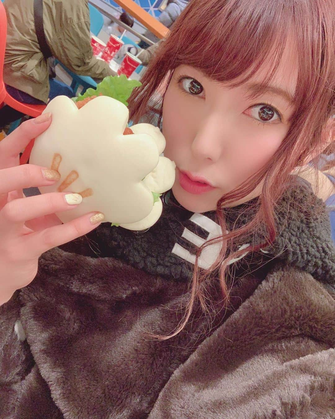 波多野結衣さんのインスタグラム写真 - (波多野結衣Instagram)「一緒に食べよ👼🏻 . . #ディズニーランド #ディズニークリスマス #夢の国 #波多野結衣」12月11日 9時49分 - hatachan524