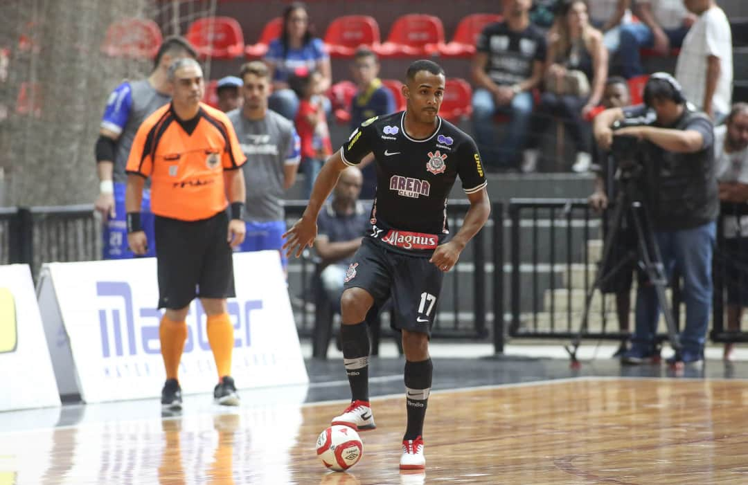 コリンチャンスさんのインスタグラム写真 - (コリンチャンスInstagram)「No Gin. Wlamir Marques, o @sccorinthians.futsal venceu o Santo André por 5 a 2, no jogo de ida da semifinal da Liga Paulista de Futsal. Higor (3x), Renatinho e Neguinho marcaram para o Timão. Próxima partida será na quinta-feira (12), às 21h, no ABC.⠀ ⠀ 📷 Rodrigo Coca⠀ ⠀ #VaiCorinthians」12月11日 9時57分 - corinthians