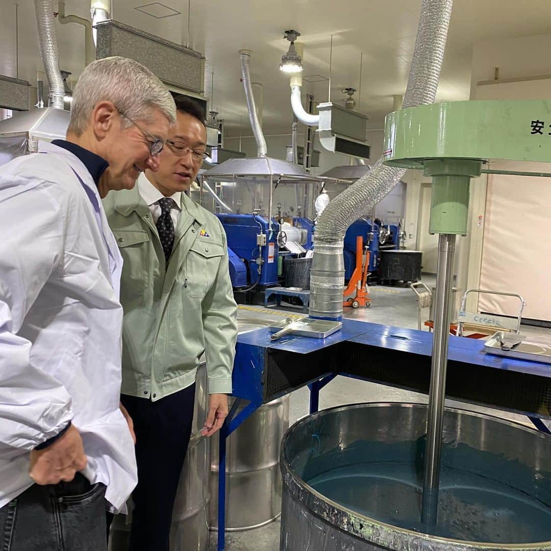 林信行のインスタグラム：「日本滞在3日目のTim Cook。 朝8時には埼玉県蓮田市、特殊インクのメーカーとして定評のある #セイコーアドバンス 社を訪問。最新の #iPhone11Pro 及び同Maxの本体色もこちらで作っていれば、今、塗料業界ではすべての黒の中でも最高水準の「黒」として「アップルブラック」の愛称が付けられたiPhone本体正面で使われている黒もこちら。 日本製のカーナビなどにも使われ始めたアップルブラックのサンプルをクック氏も真剣に見ていました、  インクメーカーとしては初めてのグリーンルームを作り、他社にはないレベルの品質を実現している同社(アップル社の品質基準は極めて高いので、納品した材料は大抵何割かは品質検査で落ちて再納品になるのですが、なんと納品した全インク、返品無しだったそうです)。 クック氏も「品質の高さと品質にかける情熱に驚かされた」と語っていました。 そんな同社の強さの秘密であるクリーンルーム。これまではその存在すら公にしていなかったのですが、今回も、その土足厳禁の工場に初めて社外の人間としてクック氏が招かれました。 iPhone 11 Proシリーズの色でもとりわけ好評な「ミッドナイトグリーン」が作られるのを見て、嬉しそうにポケットから自分のiPhone 11 Proを取り出して見比べていました。 実は緑は臭素や鉛など環境に悪い材料がないと作れない色で、今回のみっどないとグリーンの色を環境にやさしい方法で実現するのには大変な苦労を要したのだとか…  アップルの基準は厳しい。でも、その期待を上回る品質を身につけたことで、働き方改革でも、環境対応でも、製品の品質でも、業界の動きに先んじて、しかも、ずっと高い品質で対応できるようになった。売り上げの35%という利益ベースをはるかに上回る恩恵をアップルからは受けている、と加邉部長は情熱的に語っていました。ちなみに日本メーカーの話しを聞いた時、こちらで何を言うでもなく、厳しい水準で品質を要求している会社として真っ先に加邉部長の口をついて出てたのは #LEXUS の名前でした ;-) その後もことあるごとに「レクサス」の品質を口にしていました。  クック氏は、その後、お昼には東宝スタジオで樋口真嗣監督を訪問。  さらに午後には #ファイナルファンタジー シリーズを生み出した伝説のゲームクリエイター、坂口博信氏の会社、 #ミストウォーカー を訪問。 アップル社がゲームサブスクリプションサービス #AppleArcade を始めたおかげで、徹底的に品質を追求したゲーム作りが可能になりましたが、その余力を生かしてなんとジオラマを作ってはそれを撮影してゲーム映像に使うという、これまでになかった映像表現に取り組んでいます。 クック氏もその精巧なジオラマや、それによってジオラマ職人の仕事が次世代に引き継がれている話を興味津々に聞いていました。」