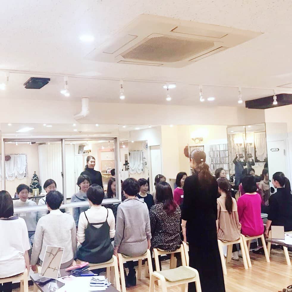 間々田佳子のインスタグラム：「ダンススタジオでの講座は 鏡が大きいから好き  このスタジオの鏡ちゃんは 長年笑顔ばかりみているから 幸せな鏡ですね😍💕✨ #間々田佳子 #顔ヨガ目黒火曜日」
