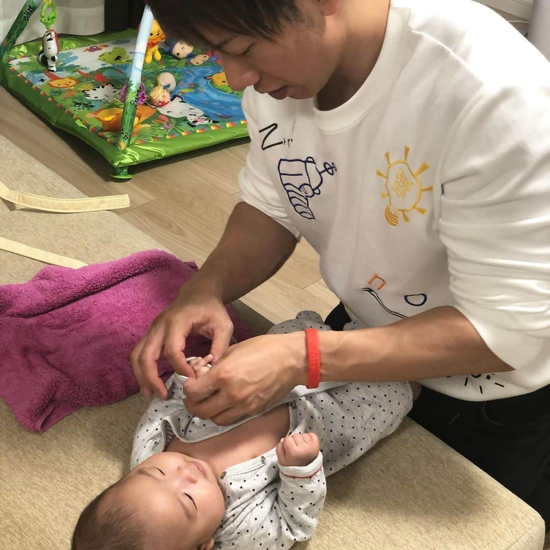 伊藤春香さんのインスタグラム写真 - (伊藤春香Instagram)「とある日の旦那。﻿ ﻿ お風呂（沐浴）のたびに﻿ 重みにより﻿ 成長を実感するらしいです。﻿ ﻿ #ちびけん﻿ #ちびけん日記」12月11日 10時13分 - ha_chu