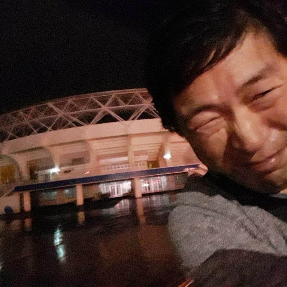 HBC北海道放送アナウンス部さんのインスタグラム写真 - (HBC北海道放送アナウンス部Instagram)「卓田和広です。来年2月のファイターズ春季キャンプが行われる、沖縄の名護市営球場(来年2月からタピックスタジアム名護)に行って来ました❗ と言っても、まだ工事中で中までは入れず、おまけに着いたのは夜6時。しかもこの日は激しい暴風雨のため、こんな写真しか撮影できずすみません。 旧名護球場の石造りのレトロなイメージから一転、真っ白な近代的フォルム。 ここで1ヵ月半後には選手たちの活気あるトレーニング風景が見られるかと思うとワクワクします‼️ #名護市営球場 #タピックスタジアム名護 #ファイターズ #プロ野球 #北海道日本ハムファイターズ #沖縄 #名護 #来年こそ優勝だ #HBCのファイターズ中継もよろしく #卓田和広 #ついでにオリオンビールと泡盛も下見」12月11日 10時08分 - hbc_announcer