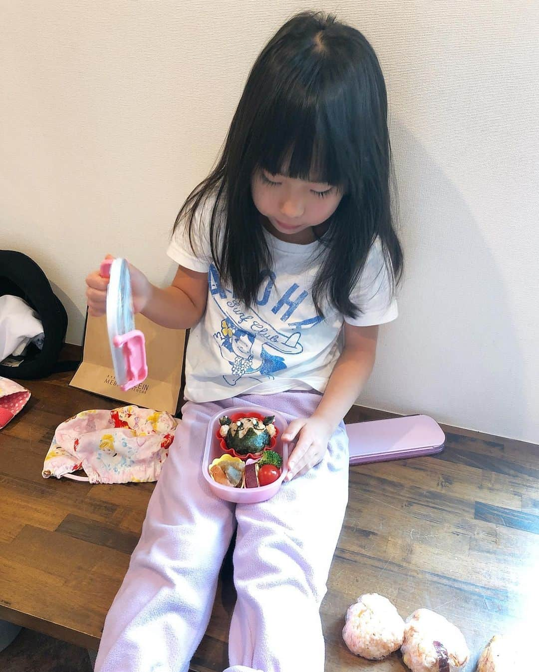 みきママさんのインスタグラム写真 - (みきママInstagram)「【しずかちゃん弁当です！】﻿ ﻿ ﻿ ﻿ ﻿ 昨日の晩御飯が鮭だったので、ごはんにまぶしてしずかちゃん弁当にしました〜‼️﻿ ﻿ ﻿ ﻿ . 杏ちゃん「かわいーーーー❤️❤️❤️」 ﻿. . . . . はる兄は鮭➕さつまいも➕チーズのおにぎりです🍙塾弁です🍙﻿ ﻿ ﻿ ﻿ ﻿ ﻿ 受験まで残り1ヶ月とちょっとになりました😱😱😱﻿ ﻿ ﻿ ﻿ ﻿ ﻿ 毎日魚と乳製品でカルシウム強化だな🐟🐟🐟﻿ ﻿ ﻿ ﻿ #みきママ #キャラ弁 #しずかちゃん #塾弁 #おにぎり #onigiri  #mikimama  #obento」12月11日 10時12分 - mikimama_official