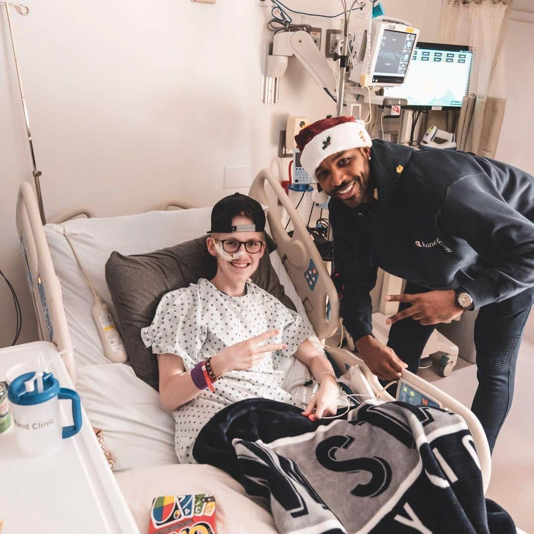 トリスタン・トンプソンさんのインスタグラム写真 - (トリスタン・トンプソンInstagram)「Being a professional athlete gives us a platform that allows us to do some incredible things. Today I had the opportunity to go to Cleveland Clinic Children’s to visit some of our future stars. They are fighting different challenges everyday. They are truly the real warriors and its always a blessing being able to take their minds off the battles they face everyday #ThisIsWhyWePlay」12月11日 10時20分 - realtristan13