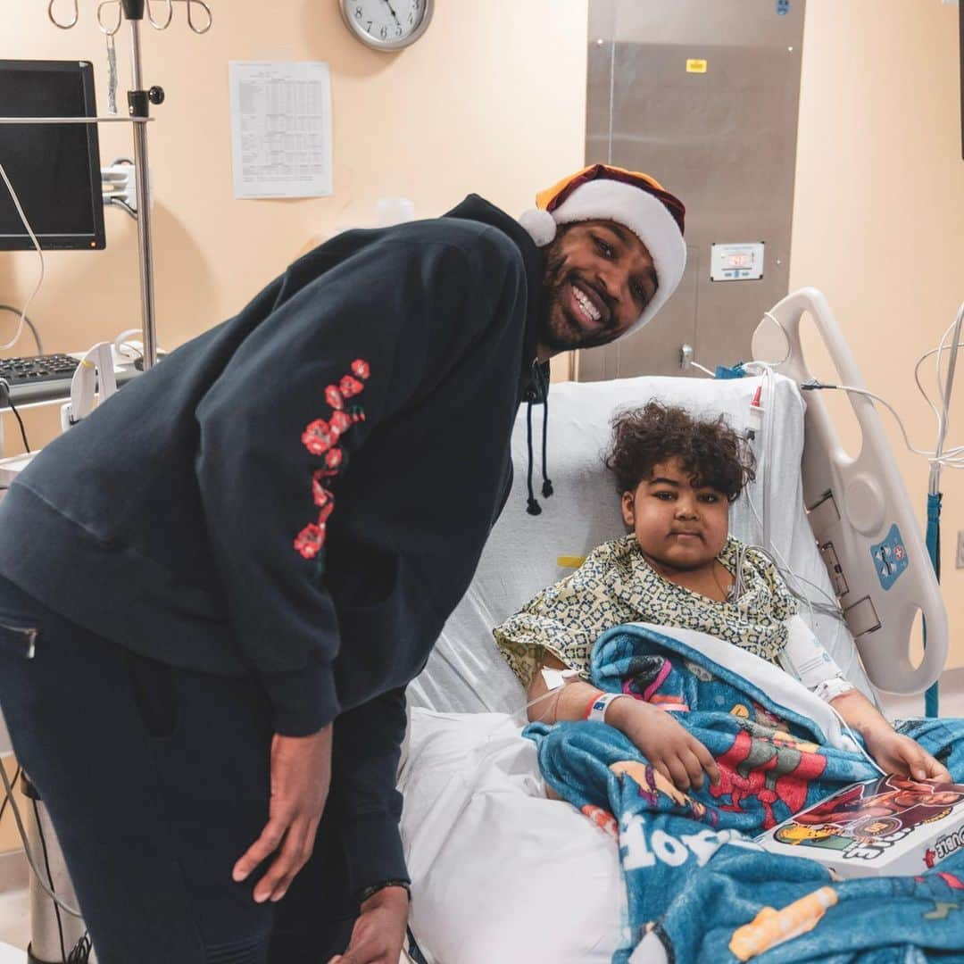 トリスタン・トンプソンさんのインスタグラム写真 - (トリスタン・トンプソンInstagram)「Being a professional athlete gives us a platform that allows us to do some incredible things. Today I had the opportunity to go to Cleveland Clinic Children’s to visit some of our future stars. They are fighting different challenges everyday. They are truly the real warriors and its always a blessing being able to take their minds off the battles they face everyday #ThisIsWhyWePlay」12月11日 10時20分 - realtristan13