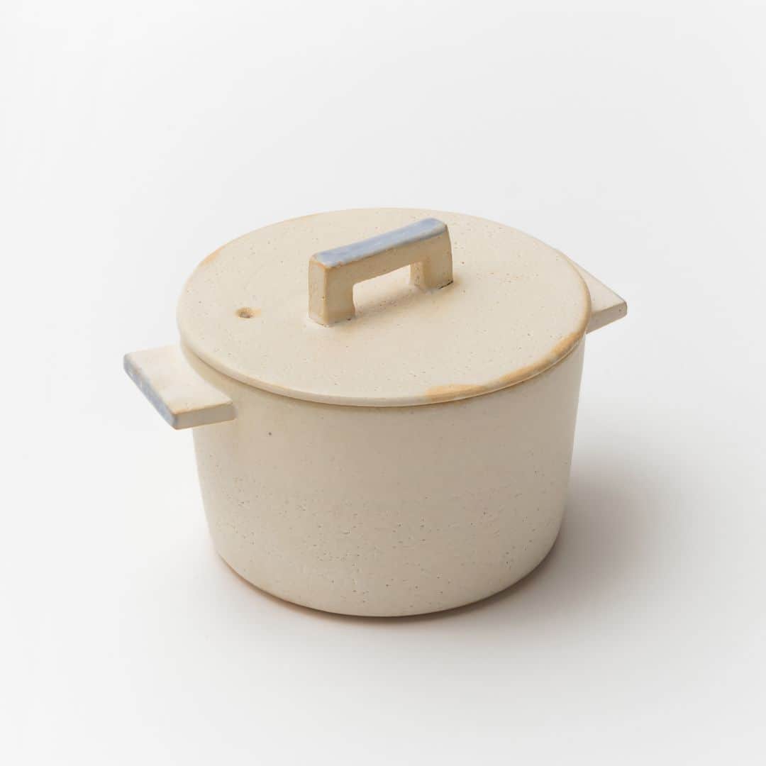 Komerco-コメルコ-さんのインスタグラム写真 - (Komerco-コメルコ-Instagram)「再入荷しました🎉 Fujii Msy Pottery @fujii_msy の小鍋は一人鍋やもう一品欲しいときにぴったり。一人分のごはん鍋として、スープやうどん、ジャム作りなど幅広く活躍してくれます😊あたたかみのある小鍋なのでうつわとしても食卓に馴染みますよ。 . ひとつあるととても便利な耐熱鍋、お気に入りを見つけてみませんか？ . ------------------------------- Fujii Msy Pottery／小鍋 ※直火、オーブン可 . ▷こちらの作品はKomercoアプリでクリエイターから直接ご購入いただけます。 アプリ内「さがす」で「Fujii」と検索してください🔎 . ▷iOS版Appダウンロードはプロフィールリンクから📲 @komerco_official ------------------------------- . #komerco #cookpad #komercoごはん #コメルコ #料理をもっと楽しく #いつものいただきますを楽しく #おうちごはん#おうちごはんlover #instafood #foodpic #cookinglove #手しごと #Komercoクラフト #クラフト #手作り #一点物 #FujiiMsyPottery #フじイまさよ #耐熱鍋 #土鍋 #小鍋 #一人鍋 #純豆腐 #スンドゥブチゲ #土鍋ごはん #炊き込みごはん #耐熱陶器」12月11日 10時27分 - komerco_official