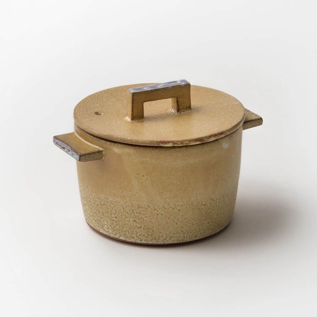 Komerco-コメルコ-さんのインスタグラム写真 - (Komerco-コメルコ-Instagram)「再入荷しました🎉 Fujii Msy Pottery @fujii_msy の小鍋は一人鍋やもう一品欲しいときにぴったり。一人分のごはん鍋として、スープやうどん、ジャム作りなど幅広く活躍してくれます😊あたたかみのある小鍋なのでうつわとしても食卓に馴染みますよ。 . ひとつあるととても便利な耐熱鍋、お気に入りを見つけてみませんか？ . ------------------------------- Fujii Msy Pottery／小鍋 ※直火、オーブン可 . ▷こちらの作品はKomercoアプリでクリエイターから直接ご購入いただけます。 アプリ内「さがす」で「Fujii」と検索してください🔎 . ▷iOS版Appダウンロードはプロフィールリンクから📲 @komerco_official ------------------------------- . #komerco #cookpad #komercoごはん #コメルコ #料理をもっと楽しく #いつものいただきますを楽しく #おうちごはん#おうちごはんlover #instafood #foodpic #cookinglove #手しごと #Komercoクラフト #クラフト #手作り #一点物 #FujiiMsyPottery #フじイまさよ #耐熱鍋 #土鍋 #小鍋 #一人鍋 #純豆腐 #スンドゥブチゲ #土鍋ごはん #炊き込みごはん #耐熱陶器」12月11日 10時27分 - komerco_official
