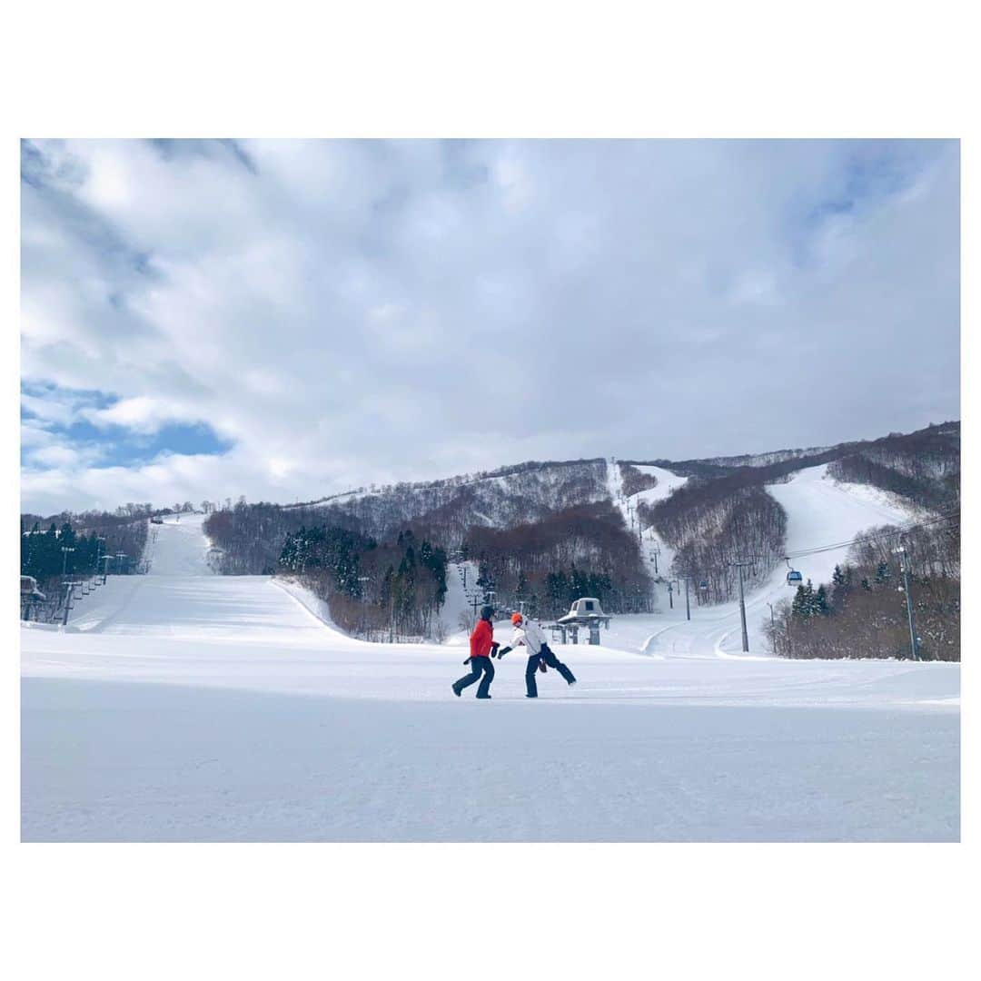 李ヒャンさんのインスタグラム写真 - (李ヒャンInstagram)「雪山始まりました。 ここ2週間体調不良が続き、楽しみにしていた事断念したり、他にもちょっと色々あったりして、気持ちが後ろ向き過ぎる生活だったので、10分に1回笑いをくれる人に会い行ってきました。笑 そして、一緒にシーズンイン🏂 体力ゼロ時代&滑るのが怖いんですスランプ時期を見てきている珍友に。 「40過ぎてからの伸びしろが凄い。」と褒めていただきw 今年も頑張ろと思った滑り始め。 まずは体調を完全に回復させてマイペースに怪我なく頑張ろっと。 シーズン終わりにはもっと上手くなってますように🙏 珍友 @821xoxo よ、色々ありがとね😘 またすぐ行くよw #snow #snowboarding #winter」12月11日 10時48分 - 73hyang