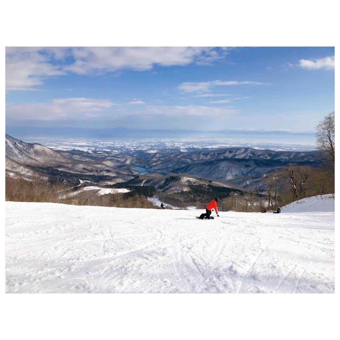 李ヒャンさんのインスタグラム写真 - (李ヒャンInstagram)「雪山始まりました。 ここ2週間体調不良が続き、楽しみにしていた事断念したり、他にもちょっと色々あったりして、気持ちが後ろ向き過ぎる生活だったので、10分に1回笑いをくれる人に会い行ってきました。笑 そして、一緒にシーズンイン🏂 体力ゼロ時代&滑るのが怖いんですスランプ時期を見てきている珍友に。 「40過ぎてからの伸びしろが凄い。」と褒めていただきw 今年も頑張ろと思った滑り始め。 まずは体調を完全に回復させてマイペースに怪我なく頑張ろっと。 シーズン終わりにはもっと上手くなってますように🙏 珍友 @821xoxo よ、色々ありがとね😘 またすぐ行くよw #snow #snowboarding #winter」12月11日 10時48分 - 73hyang