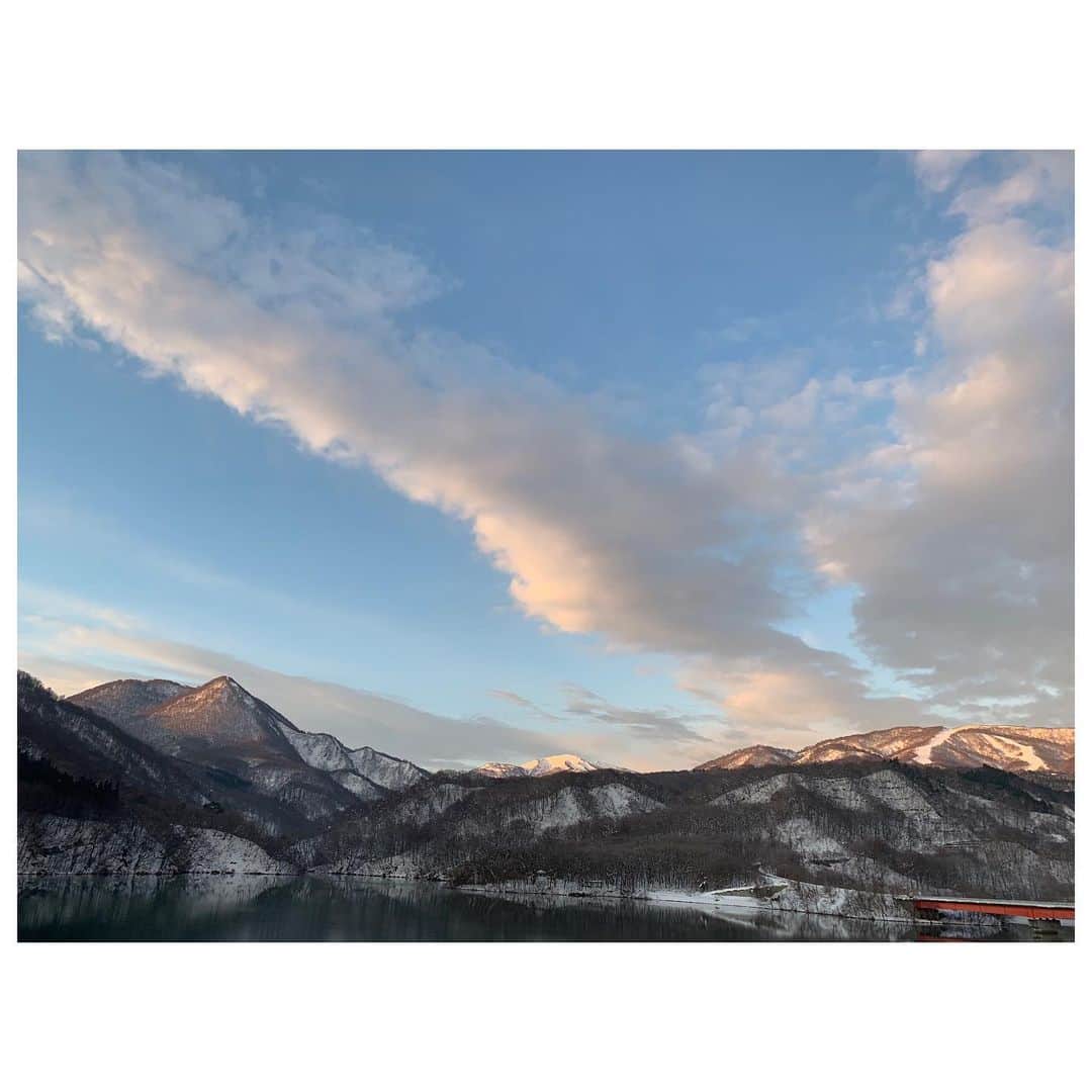 李ヒャンさんのインスタグラム写真 - (李ヒャンInstagram)「雪山始まりました。 ここ2週間体調不良が続き、楽しみにしていた事断念したり、他にもちょっと色々あったりして、気持ちが後ろ向き過ぎる生活だったので、10分に1回笑いをくれる人に会い行ってきました。笑 そして、一緒にシーズンイン🏂 体力ゼロ時代&滑るのが怖いんですスランプ時期を見てきている珍友に。 「40過ぎてからの伸びしろが凄い。」と褒めていただきw 今年も頑張ろと思った滑り始め。 まずは体調を完全に回復させてマイペースに怪我なく頑張ろっと。 シーズン終わりにはもっと上手くなってますように🙏 珍友 @821xoxo よ、色々ありがとね😘 またすぐ行くよw #snow #snowboarding #winter」12月11日 10時48分 - 73hyang