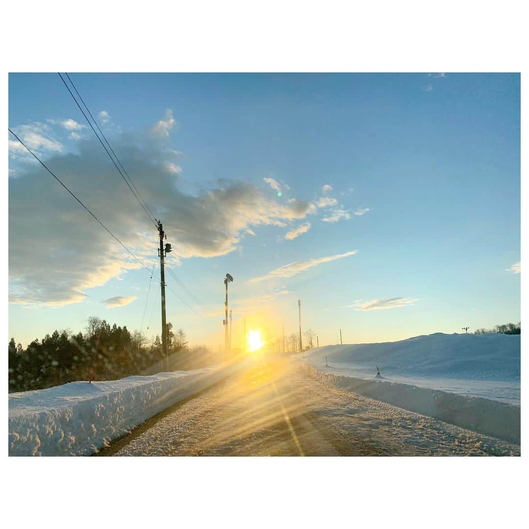 李ヒャンさんのインスタグラム写真 - (李ヒャンInstagram)「雪山始まりました。 ここ2週間体調不良が続き、楽しみにしていた事断念したり、他にもちょっと色々あったりして、気持ちが後ろ向き過ぎる生活だったので、10分に1回笑いをくれる人に会い行ってきました。笑 そして、一緒にシーズンイン🏂 体力ゼロ時代&滑るのが怖いんですスランプ時期を見てきている珍友に。 「40過ぎてからの伸びしろが凄い。」と褒めていただきw 今年も頑張ろと思った滑り始め。 まずは体調を完全に回復させてマイペースに怪我なく頑張ろっと。 シーズン終わりにはもっと上手くなってますように🙏 珍友 @821xoxo よ、色々ありがとね😘 またすぐ行くよw #snow #snowboarding #winter」12月11日 10時48分 - 73hyang