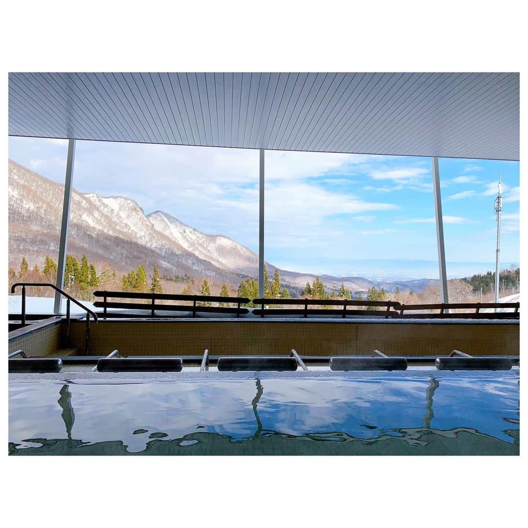 李ヒャンさんのインスタグラム写真 - (李ヒャンInstagram)「雪山始まりました。 ここ2週間体調不良が続き、楽しみにしていた事断念したり、他にもちょっと色々あったりして、気持ちが後ろ向き過ぎる生活だったので、10分に1回笑いをくれる人に会い行ってきました。笑 そして、一緒にシーズンイン🏂 体力ゼロ時代&滑るのが怖いんですスランプ時期を見てきている珍友に。 「40過ぎてからの伸びしろが凄い。」と褒めていただきw 今年も頑張ろと思った滑り始め。 まずは体調を完全に回復させてマイペースに怪我なく頑張ろっと。 シーズン終わりにはもっと上手くなってますように🙏 珍友 @821xoxo よ、色々ありがとね😘 またすぐ行くよw #snow #snowboarding #winter」12月11日 10時48分 - 73hyang