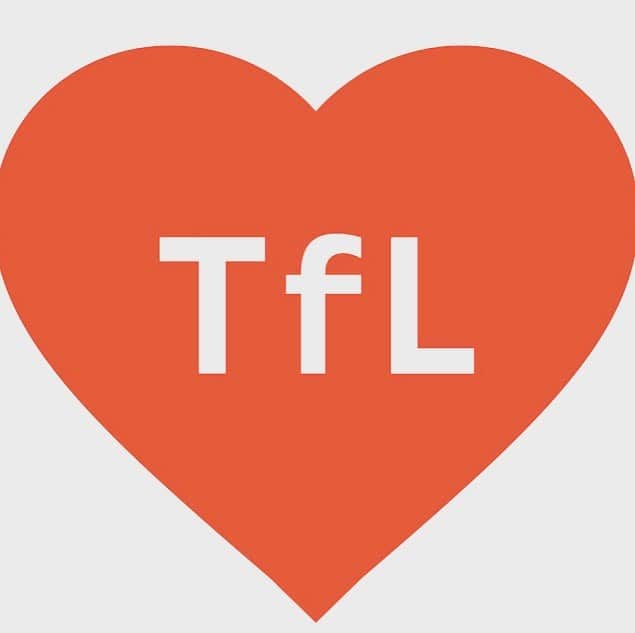 ファイン・フレンジーのインスタグラム：「Today I woke up feeling funky and off-kilter and I was rushing from seeing a friend to an appointment and didn’t realize until I went to tap out of the tube at covent garden that my wallet was missing. At which point I got hit full force with the panic that was already jangling in my system from a bad nights sleep and all kinds of other crusty feelings, and I was shaking when I went to the administrator’s office at the station. Had i dropped it? Had it been stolen? How could i have not noticed? What was i supposed to do? I couldn’t think straight. But the station manager was so unbelievably kind, took my details with such compassion and I knew that he was going to do his best to help... but I also knew it was the tube, in London, in the Christmas rush, and i had taken three trains. He called me 15 minutes later as I was on the line with my credit card company, saying he had good news. The driver of them tube had somehow found my wallet and had turned it in at Queens Park. The CHANCES of this happening were so slim I still can’t believe it. And every single person I met along the way was gentle and so human. It just made me feel so good about people, and I carried that in my heart for the rest of the day. So thank you, lovely, lovely @transportforlondon for your Christmas spirit ♥️♥️♥️public  transport is the best and they have to deal with so much crap all the time. A good reminder to be extra kind, because there are a lot of hardworking people out there who are really stellar souls and these kind of things so often go by unnoticed. Sending you all love out there xxx」