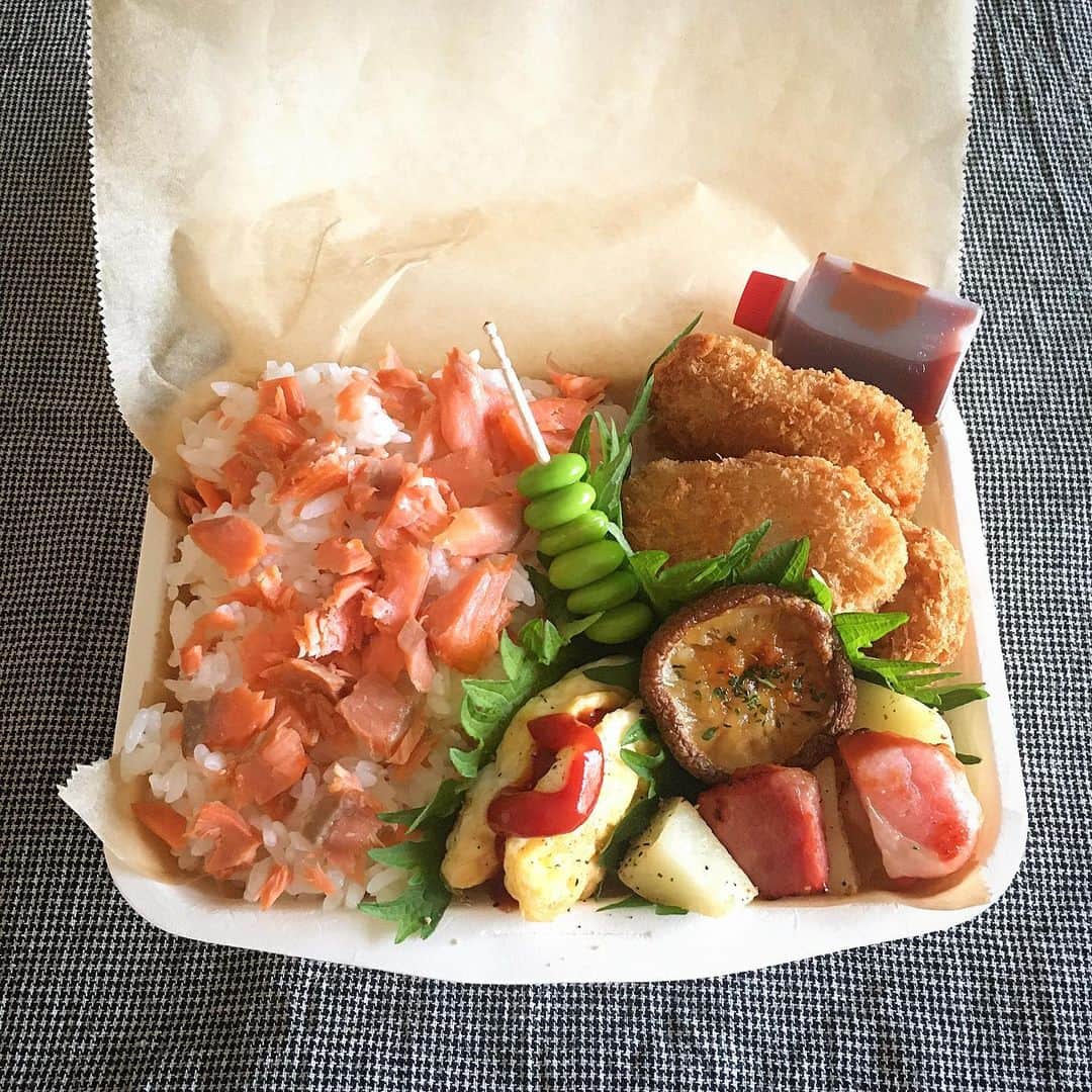 のインスタグラム：「2019/12/11 (wed) 体調はすっかり良くなり、お弁当と朝食を作り、朝一で予定していた健康診断を受けてきました。 インフルで体重が減っていて良かったー！ 検診前で朝食抜きだったのに、うっかり味見しそうになりました。 ・ 焼き鮭混ぜご飯 トンカツ ベーコンとじゃがいものオニオンスパイス炒め 椎茸のマヨチーズ焼き 枝豆 オムレツ ・ #gonben #お弁当 #obento #bento #lunch #lunchbox #food #foodpic #foodphoto #ごん弁当 #instafood #instagood #yummy #love #japan #japanesefood #大学生弁当 #クロワッサンお弁当部　#クロワッサン普段弁当　#thankyou #onthetable #日々 #暮らし #お弁当記録 #ランチボックス  #使い捨て弁当箱」