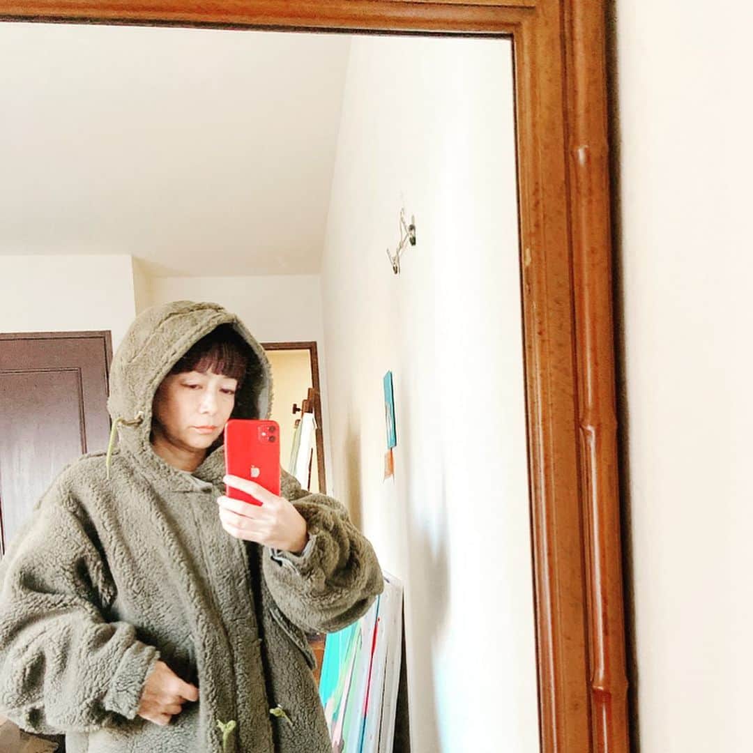 のインスタグラム：「やっぱりファッションは楽しいね。久々に大人買いしちゃいました。代々木上原のSunday people。試着したカシミアのガウン風カーディガン。濃い目の茶色がカジュアルなのにエレガントなんです。 茶系は似合わないとずっと敬遠していたのですが、なぜか今年は似合う気がします。  I love fashion. I want to wear boyish items this winter.  そしてコートも買っちゃいました。 ダウンコートがどうしても苦手な私。だって着るとハムというかチャーシューみたいになるんですよ・・・・。 このコート、昨年も悩みつつ買わなかったんだけど、今年は着たい気分。フード付きで暖かいのが欲しかったんです。アーミーコートが基盤にあるから、新しいけど馴染みやすい。ちょっとぐらいの雨や雪なら傘なんていらないっ。  幅広で肉厚なコットンパンツも。  去年なら買わなかったアイテムばかり。やはり時代の空気感ってわたしには必要だなー。ファッションは止まらず流動的で、でもその中から愛し続けられそうなものを選びたいっ。  #lovefashion #myartlife #liveintokyo #ファッション好きな人と繋がりたい #代々木上原 #japanfashion」
