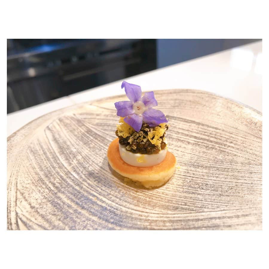 荒川れん子のインスタグラム：「Gorgeous tiny pancake from new restaurant Mugen @mugenwaikiki ✨ 新しくオープンしたフレンチジャパニーズレストラン『Mugen 』のシグネチャープレート。ちっちゃくて可愛いのにキャビアがトッピングされた豪華な一品。お得なテイスティングコースはどれも美味しかったです😍 . #詳しくはブログで #後日改めて #😅 . #hawaii #oahu #honolulu #luckywelivehawaii #hawaiilife #blog #pancake #trip #lifeisajourney #foodporn  #caviar #hawaiistagram #instahawaii #dinner #newopen #ハワイ #ハワイ生活 #ハワイ暮らし #ハワイ在住 #旅 #ハワイ好き #ハワイ旅行 #フレンチ #新店 #取材 #パンケーキ #キャビア」