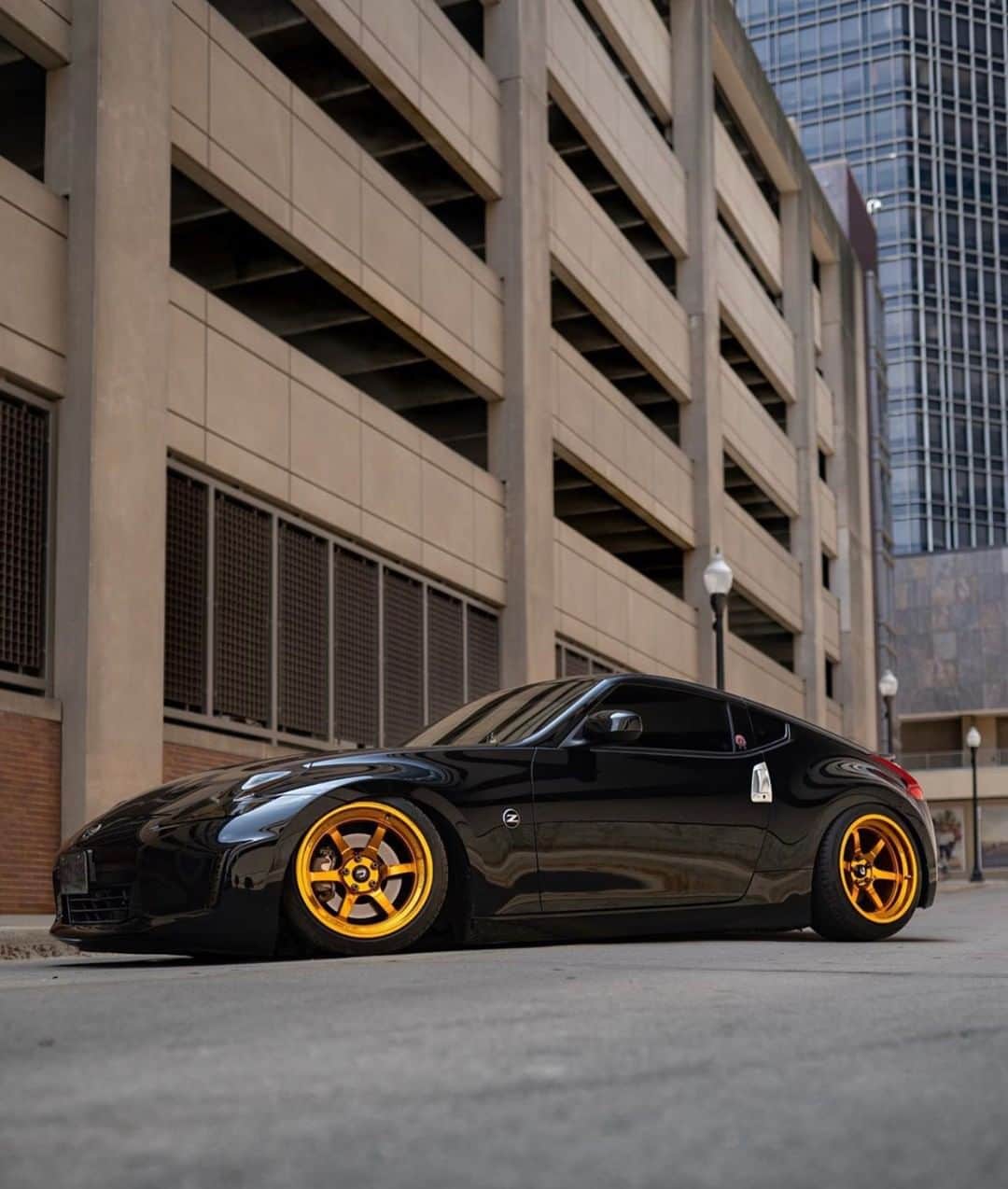 のインスタグラム：「Squeaky Clean. 👌 #Nissan370Z #NissanZ 📷 @motiv8edmedia 🚗 @jeremys_z34」