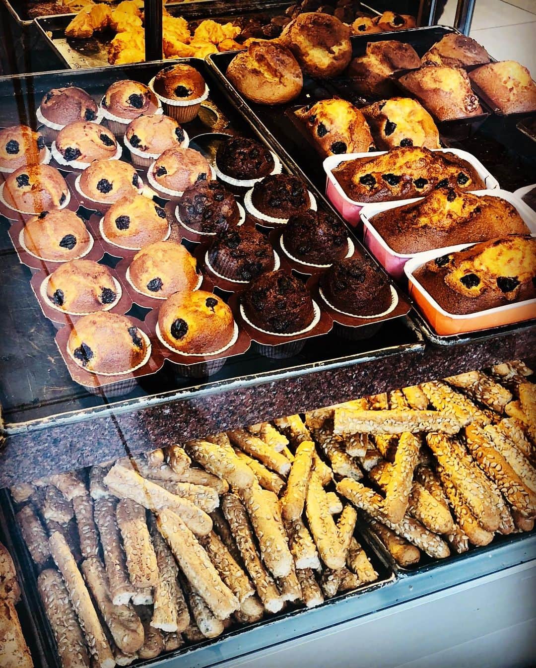 平愛梨さんのインスタグラム写真 - (平愛梨Instagram)「イスタンブールにもパン屋さんあった🤩✌️ 朝散歩✨  パン屋さんあるかな〜なんて思いながら行ったことない道を適当に歩いてみた✨  え？すぐ発見🤭‼︎ あったんかーーーぃ😅  ガラス越しから食べたいパンがアレもコレもありすぎる🙈  しょっぱい系もチョコ系も食べたい🤩 3日間分ぐらいチョイス✨  写真撮っていいか確認したら嬉しそうな店員さん！  しまいには出身まで聞かれたで😁 「ジャポン(日本)」って言ったらテンションあがったのか?他店員さんに「彼女は日本らしい」?的なこと言ったんかは知らんが3人の男性店員さんが急にベビーカーに乗るバンビーノに試食パンくれたり他にもパン選んで？的な素振りしてきてサービス?だったんかは知らんがこういう時こそ謙虚に?って腰が引けて「いぇいぇ!大丈夫です!サンキュー」と絶対通じてない日本語で頭下げるというやりとり😅タラーン)  何はともあれ！ パン屋さん発見にとってもハッピーにルンルン帰宅✨  なんて思ったら、、、、 家の方向分からんくなったやないかぃ‼︎🤪 行きと帰りの時間… 圧倒的に違った😅 #イスタンブール#パン屋さん#美味しいパン#勢揃い#通う#楽しみ#できちゃったー#やっほーぃ」12月11日 11時00分 - harikiri_tairi