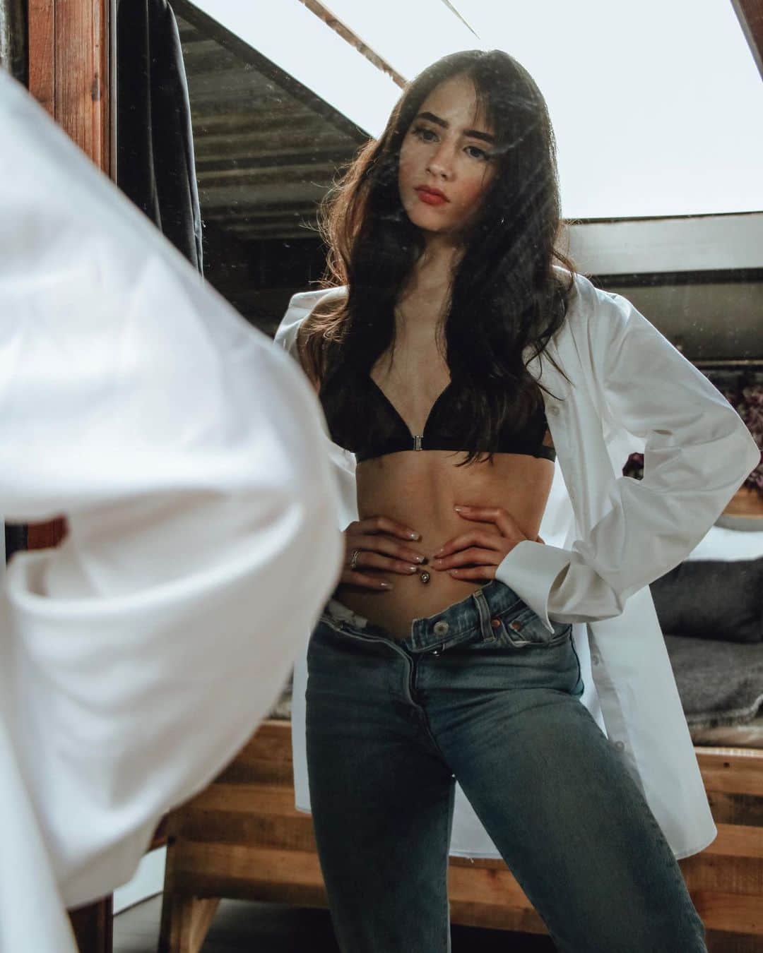 Sarah Ramadanのインスタグラム：「I’m not sure what to write. Social media can be such a beautiful place but can be really sad sometimes. When you personally know other women who feel like they can’t look at their feed without sacrificing their sense of security. I get angry at the platform I am a part of sometimes. ⠀ I can tell you that you are beautiful, but this isn’t easy to remember when your thumb scrolls and your mind meticulously dissects. It’s no easy work to love yourself… ⠀ Some people will claim it’s not social media’s problem. And I’d partially agree with that. I think the issue with self-acceptance is more deeply rooted than the superficial surface of a screen. But I don’t think the digital world of social media personalities and face tuned smoothing is doing wonders for the condition in which we grow. ⠀ So yes, while it’s up to the consumer to turn their device on and off, I think we have a responsibility to do good by others. Whether that’s demystifying those perfect selfies by disclosing photoshop use, or sharing the vulnerable confession of not having all your sh*t figured out. ⠀ We aren’t here for a long time, and while social media can feel like such a small subset of this world, I think the implications are worth noticing. And if we can do better for others, let’s do that. Kindness is never a bad thing. ⠀ Sorry, don’t know where this is going, but I guess it explains why I like turning off my phone from time to time. I guess my heart’s a little conflicted haha. Love you all, happy Tuesday💜 ⠀ Photo by: @nathaniel.av X @seanchenn ⠀ ps: i’ll start first. Photo isn’t photoshopped but edited with colour correcting via Lightroom. And I don’t have my sh*t together lol ⠀ #fightforgrowth #selfloveadvocate」