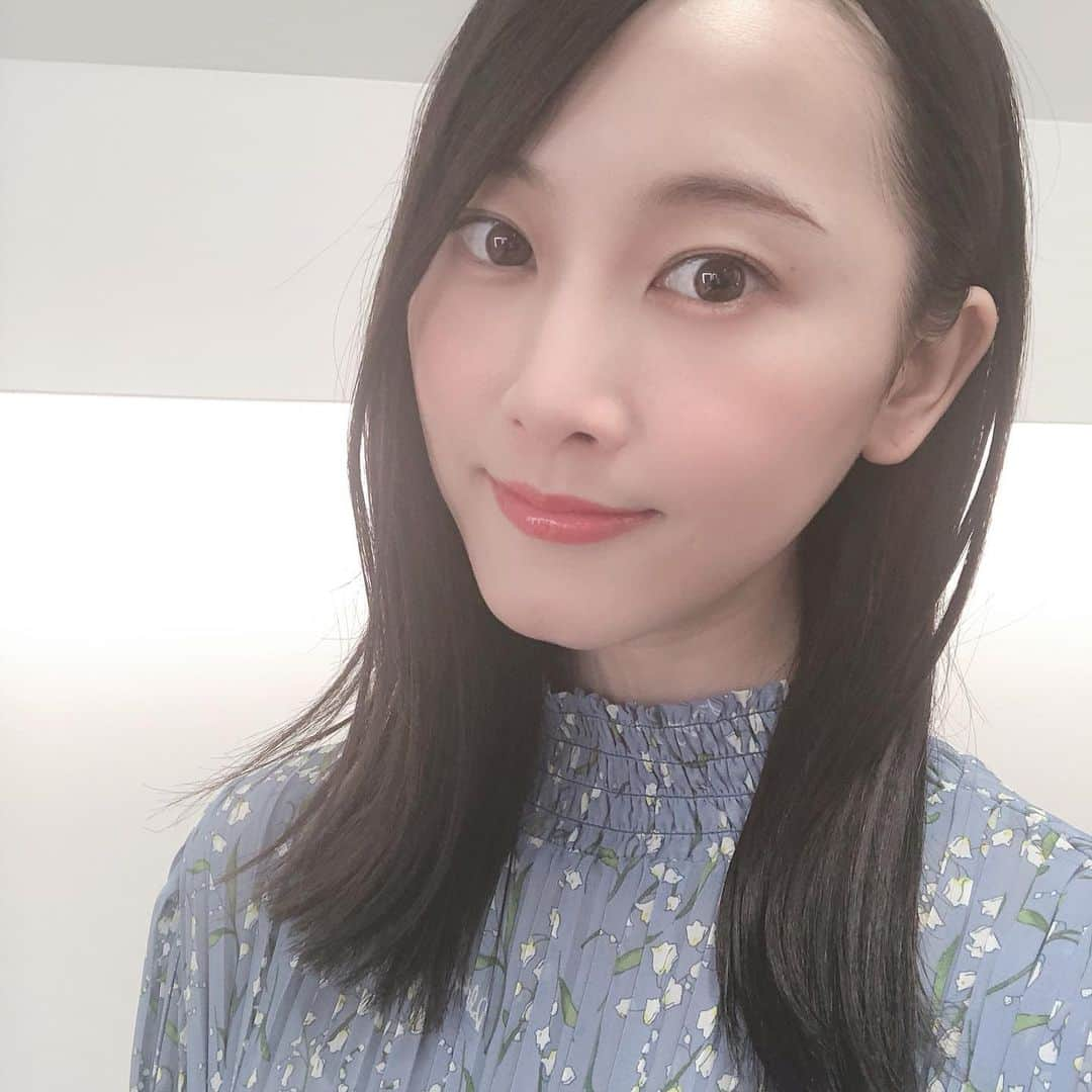 松井玲奈さんのインスタグラム写真 - (松井玲奈Instagram)「全銀協の広告撮影の時。 前髪ぱっつんもいいけど、横に流すのも最近は好き。 前のiPhoneケースぼろぼろすぎぃ。」12月11日 11時10分 - renamatui27