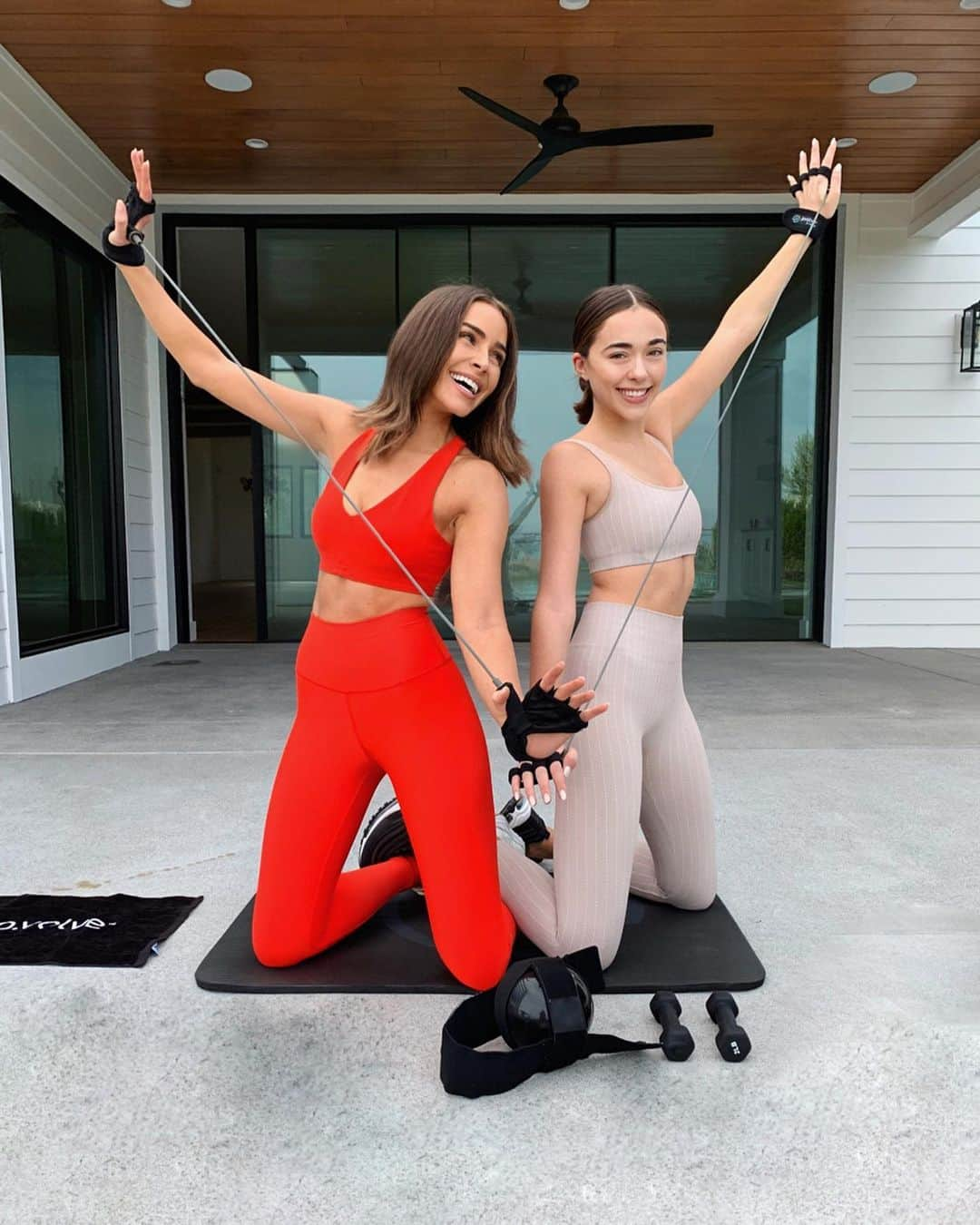 オリビア・カルポさんのインスタグラム写真 - (オリビア・カルポInstagram)「Sister sister.. sometimes we want to kill each other... sometimes we want to workout together @sophiaculpo」12月11日 11時10分 - oliviaculpo