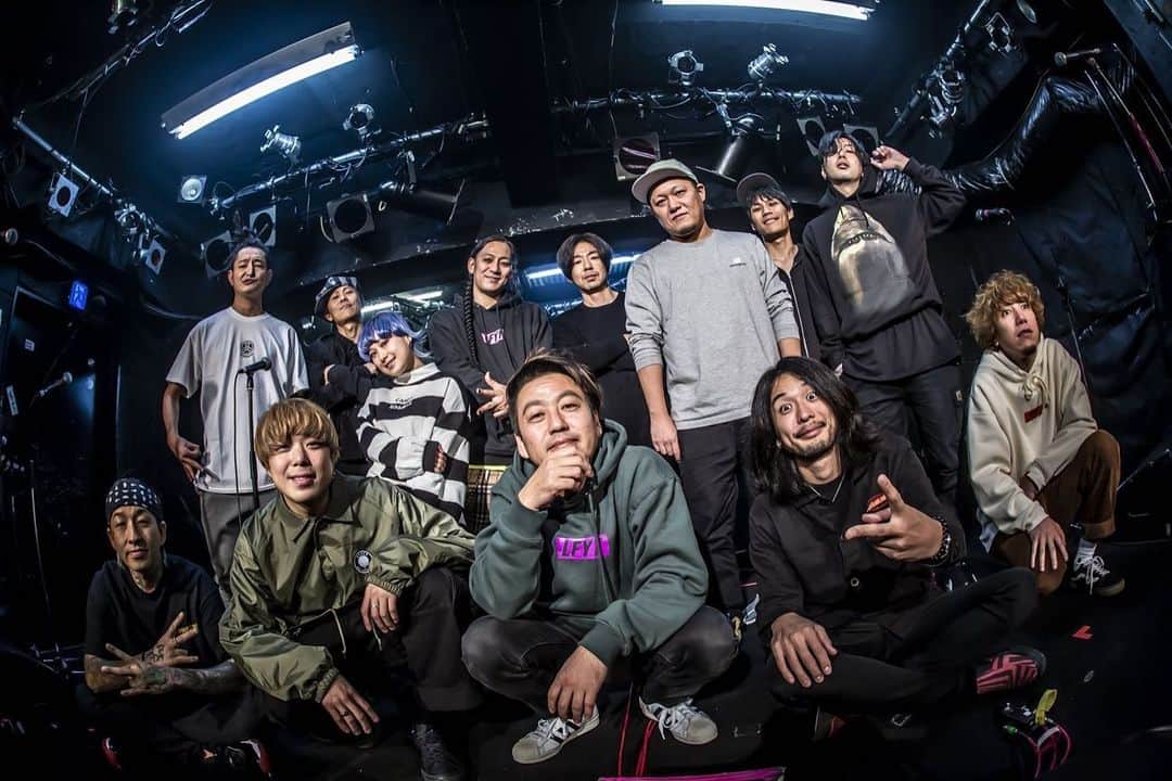 KAI_SHiNEのインスタグラム：「HEYとの2日間は、濃厚過ぎて短い1日みたいだったww オイ、同レーベルのクソ先輩ども‼︎ 最高だな‼︎🤘😜 改めてThanxxx‼︎﻿🙏🙏🙏✨﻿ また演ろう🔥 ﻿ ﻿ってか、今日また呑むのか😂  pix by @hayachinphoto  #山嵐 #heysmith #極音tour #2man #livehouse #live #life #vibe #tour #journey #yamaarashi #﻿mixture #bandlife  #感謝 #jp」