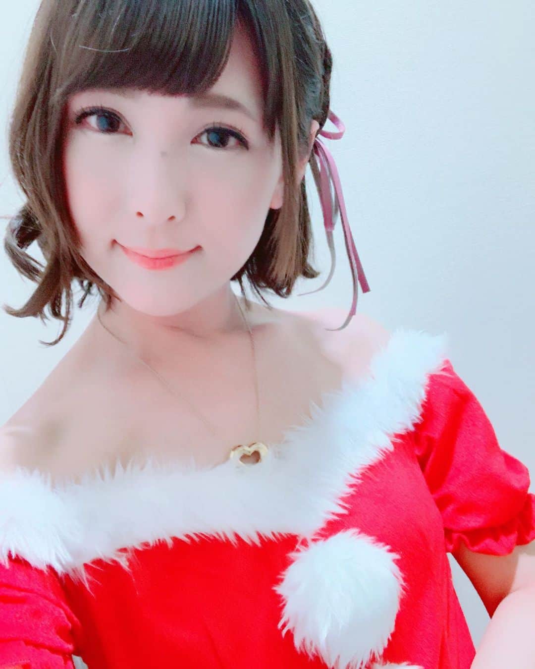 椿姫彩菜のインスタグラム：「去年のサンタはこんな感じでした！ 今年はどうしよっかなー  どんなのがいいかな？🤔」