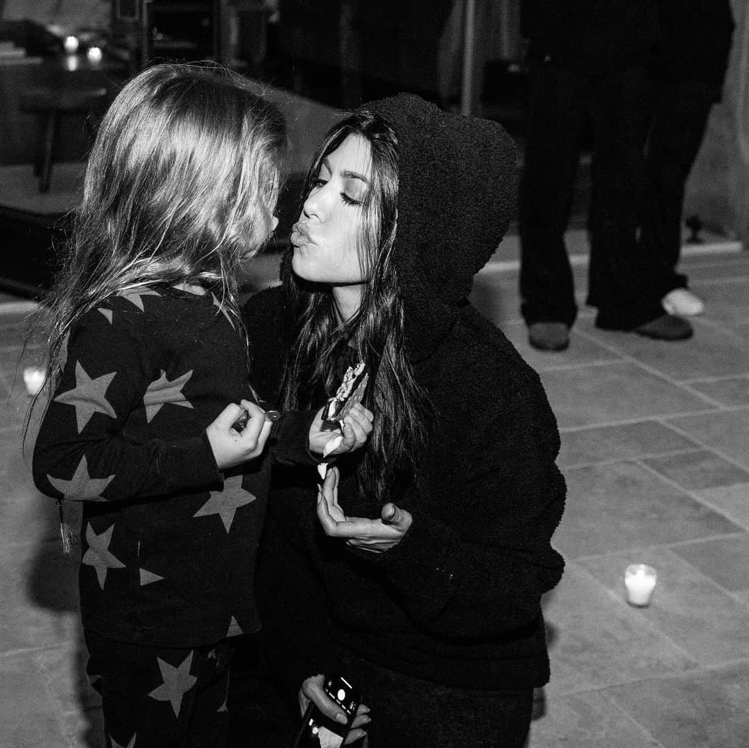 コートニー・カーダシアンさんのインスタグラム写真 - (コートニー・カーダシアンInstagram)「marshmallow kisses」12月11日 11時32分 - kourtneykardash