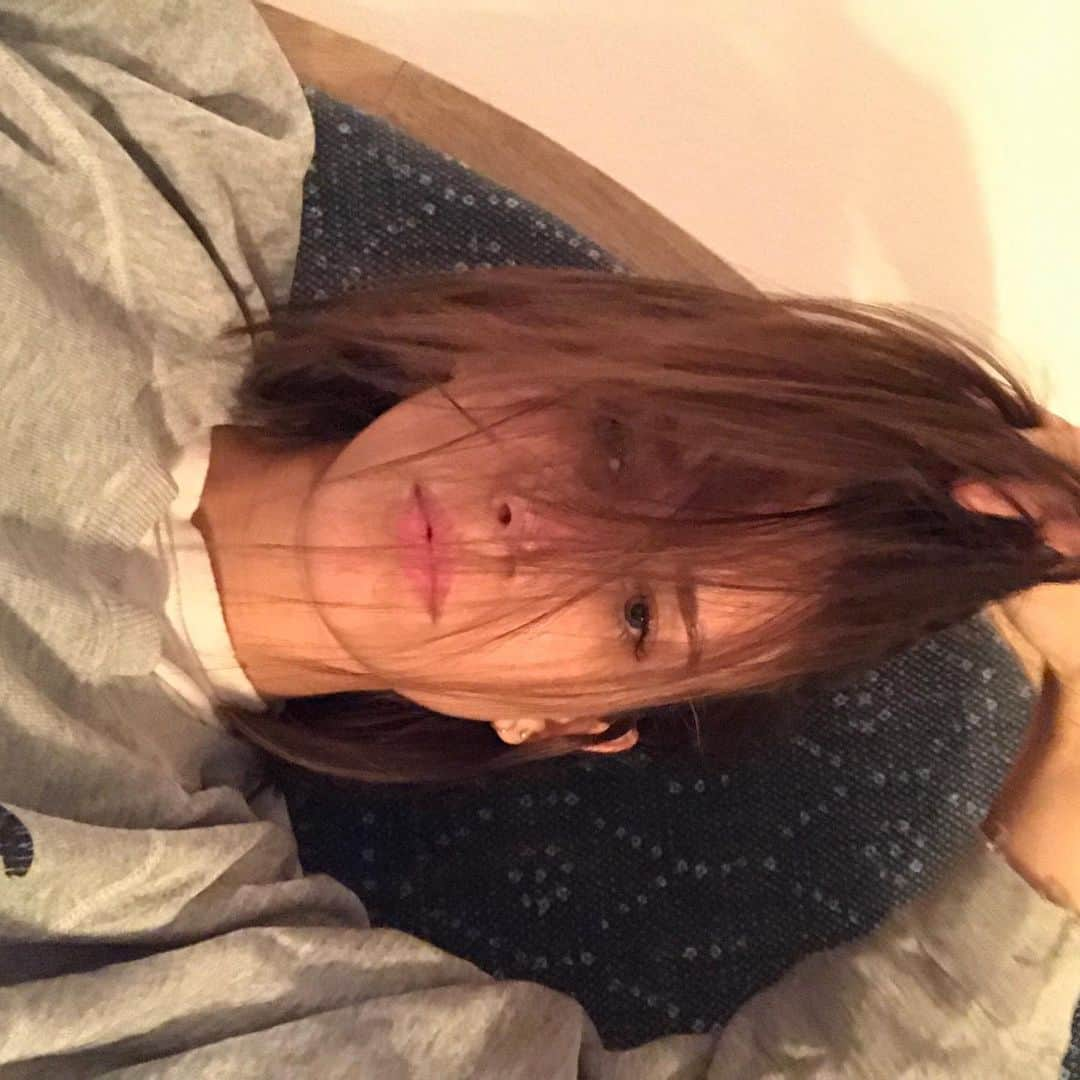 Shannon Beveridgeさんのインスタグラム写真 - (Shannon BeveridgeInstagram)「i’ve been having such a ~weird~ time w social media the last few months. everything feels like i’m trying too hard or like i’m not trying hard enough .. but in an ironic way where i’m actually still just trying too hard. i don’t know what that is and i don’t know why i let these apps take up so much space in my brain. but i know i’m not the only one. “i want to be around people that dream and support and do things.” i want to be around them and i want to be one of them. not someone who rearranged the order of these 8 pictures 3 times. maybe i’m both but i’m working on it.」12月11日 11時27分 - nowthisisliving