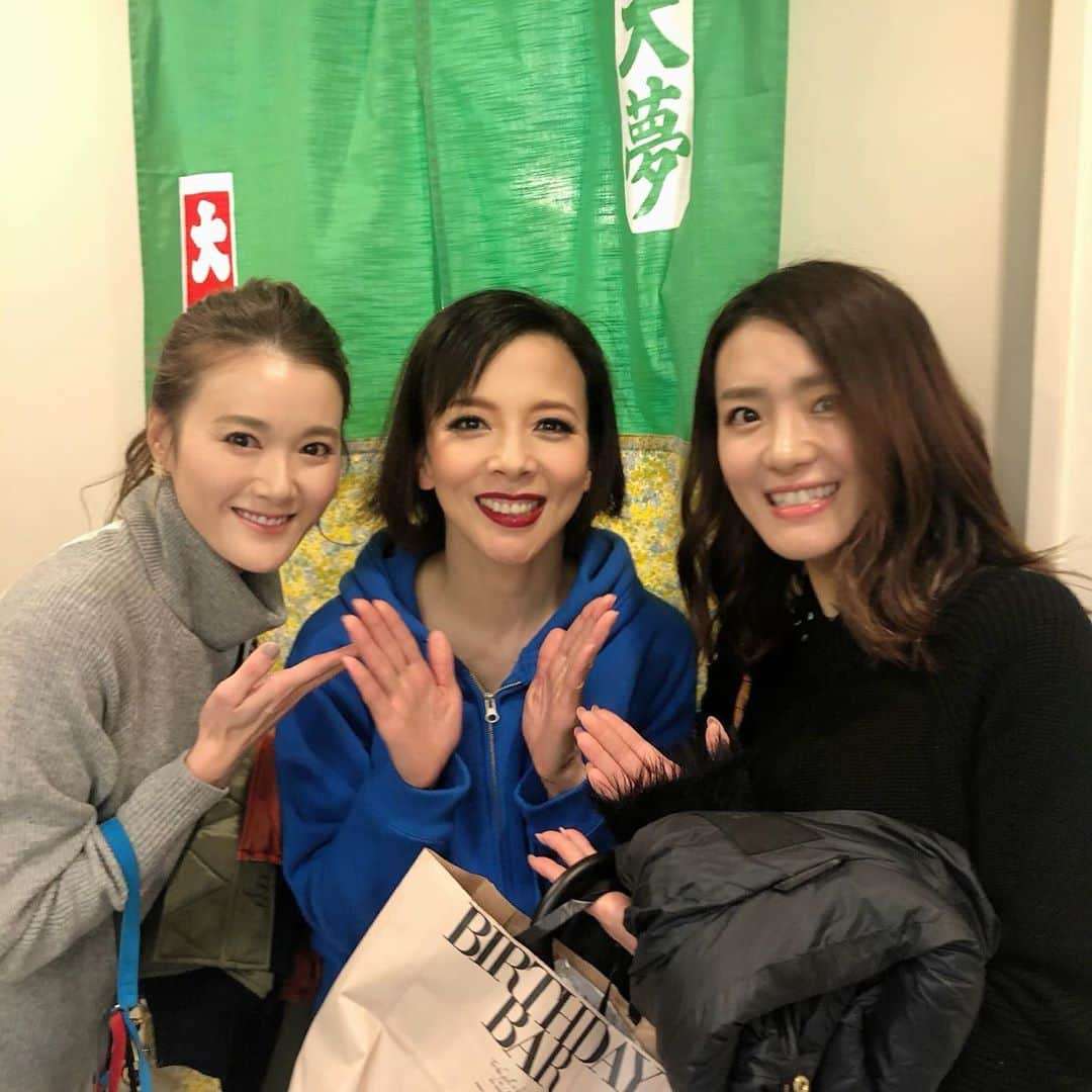 妃乃あんじさんのインスタグラム写真 - (妃乃あんじInstagram)「観劇シリーズ！溜まりすぎてる笑 #ビッグフィッシュ めちゃくちゃ前ですが安定のよっしーと行ってきました✨ #霧矢大夢　さん。 私の一生大好きな方。この方に憧れ宝塚を目指して、同じ組になれて、ずっと背中を見てきた方。 霧矢さんの舞台は本当に素晴らしい。なんか、ここブロードウェイかな？って錯覚する程。 この作品では霧矢さんの少女役まで観れて、それがあまりにも可愛くて❗️私的に藤井隆さんとの掛け合いが相性良すぎて、、息ぴったりで笑いました！笑  そして我が同期の#夢咲ねね　ちゃん。 ねねちゃんとも月組時代ずっと一緒で、そのときから彼女の才能は人とはずば抜けてた！ 昔からねねちゃん見てると、ディズニーのプリンセスが絵本から飛び出してきた！みたいな。。 動きやしぐさ、顔もスタイルも本当に可愛くて💕 たまらんやつです。 今回もやっぱりねねちゃんに首ったけでした！！ 映画も昔見たけどビッグフィッシュのお話好きだな。。 #シアタークリエ  #観劇シリーズ　#妃乃あんじ」12月11日 11時29分 - ange_hino