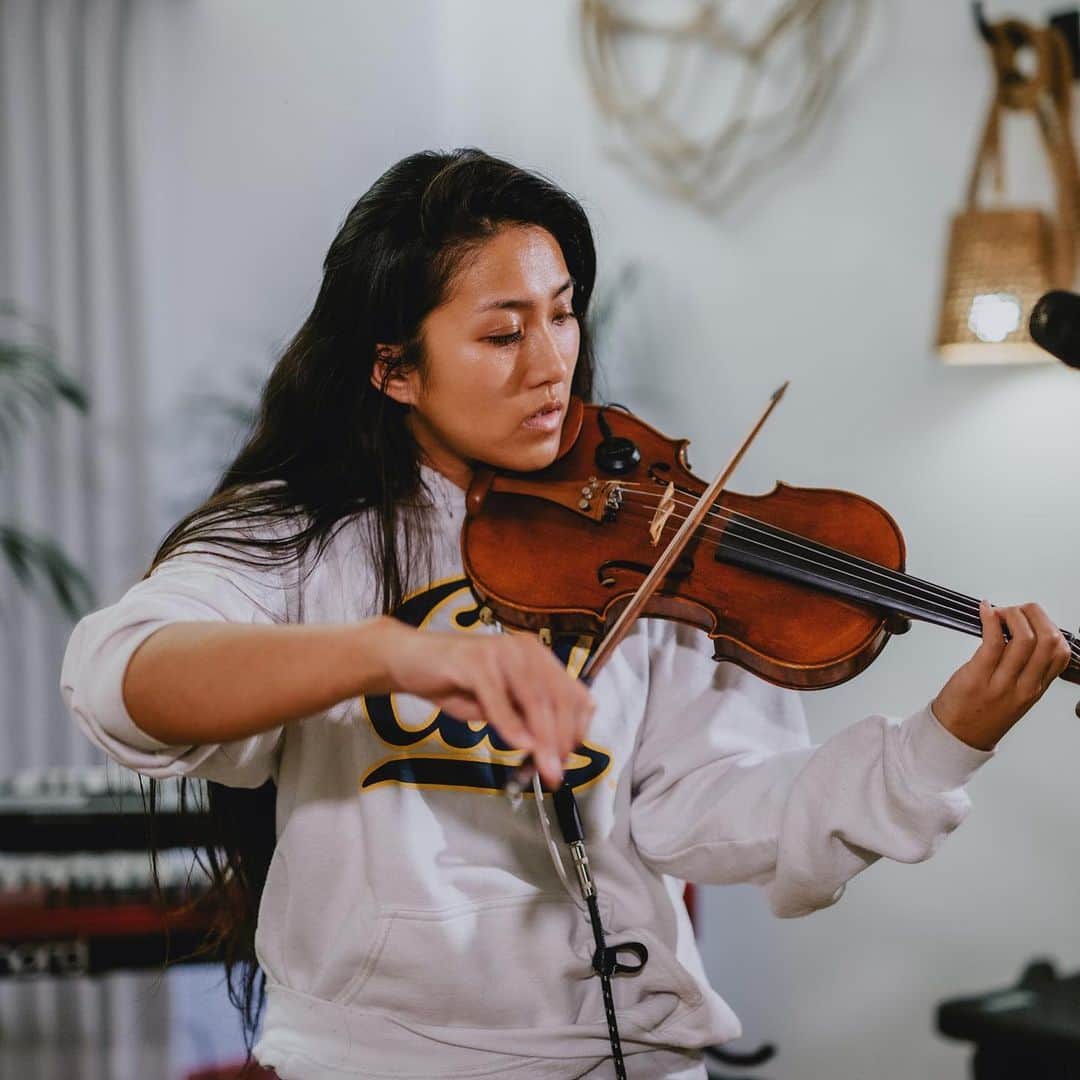 オリビア・タイのインスタグラム：「About the other night...I had an awesome time playing a secret, intimate show in Honolulu on December 4th presented by @sofarhonolulu and @HyattCentric #HyattCentricxSofar • • • Stay tuned for a special announcement for my next show on island with @hyattcentricwaikikibeach 💜💜💜 • • • Photo captured by @shaneikaaguilar」
