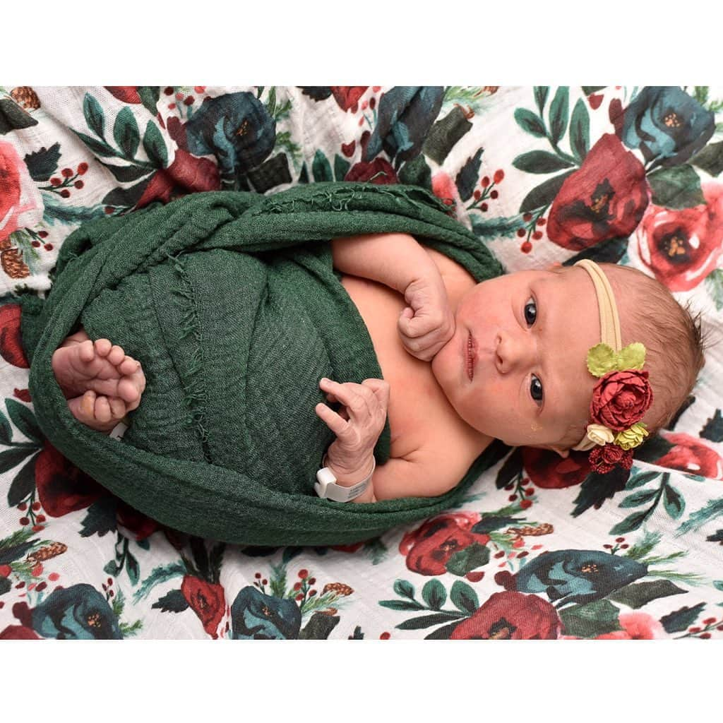 キャロル・アン・ワッツさんのインスタグラム写真 - (キャロル・アン・ワッツInstagram)「Welcome to the world my sweet, beautiful little niece!! Celeste Lucille Watts✨  She made quite the entrance with only 10 mins warning and an impromptu at-home delivery! @serennalebron you are the epitome of strength.. 💪🏼 and @dhwatts I hope you recover from the shock soon 😂  So much love 💝💖 Special thanks to her endlessly supportive grandparents @curzanthegreat @jimadamsss  ____ #beautiful #babygirl #CelesteLucille #ILoveYou #aunt #auntielife #sweet #family #life #love #myheart」12月11日 11時34分 - thewildcard