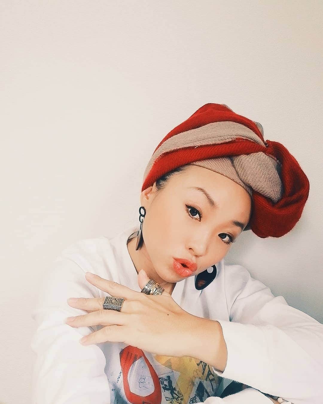 COMA-CHIのインスタグラム：「今まで楽しく夢を見れていたのに、現実を直視しなきゃいけない状況になってしまった。 長年蓋をしていた問題に、とうとう向き合わなければいけない時が来てしまった。 年貢の納めどき…。 ーーーーーーーーーーーーー いま、宇宙はそんなサイクルに入っています。 そんな現実に戸惑っている方にこそ、 明日の満月に取り組んで欲しい事があります。 ーーーーーーーーーーーーー その内容について細かく説明をしている動画を、今日の夕方Youtube「ネオJOMONチャンネル」にて公開します。  毎日夕方5時に、いま地球に必要な情報を公開しているので、ぜひチャンネル登録してみて下さい🙏 ーーーーーーーーーーーーー 宇宙のサイクルで生きるネオJOMONライフ、一緒にはじめよ〜♡」