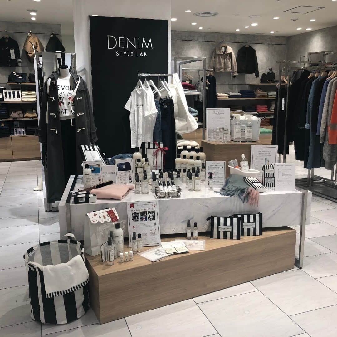 THE LAUNDRESS JPさんのインスタグラム写真 - (THE LAUNDRESS JPInstagram)「日本橋高島屋にて本日からPOP UPオープンしています！ 25日まで、普段お取扱いのないアイテムやホリデーセットの販売に加え、お買い上げ金額に応じてノベルティもご用意♪ぜひお立ち寄りください(*'ω'*) #denim #denimwash #thelaundress #ランドレス #洗濯 #白 #monotone #モノトーン #entrexblog  #洗剤 #漂白剤 #柔軟剤 #lovefashion #laundry #日本橋 #髙島屋 #denimstylelab」12月11日 11時38分 - thelaundressjp