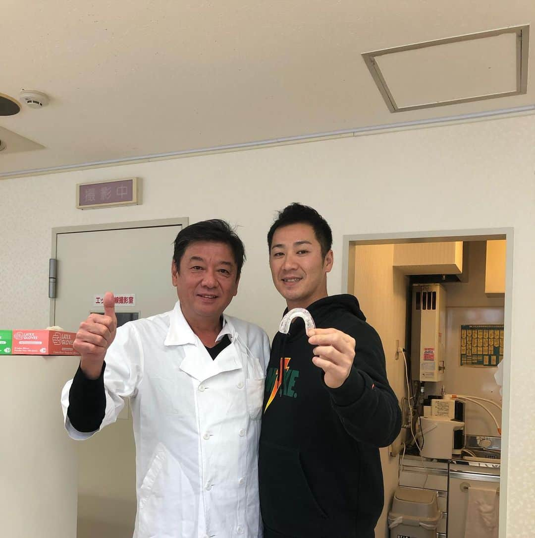 西岡剛さんのインスタグラム写真 - (西岡剛Instagram)「今日は僕の命綱、歯の噛み合わせ調整‼️ わかっているようで、あまり重要視していない人が多い噛み合わせ。 話すと長くなりますが、人間の体はもちろん脳が全てを支配しています。 歯の神経が三叉神経です。 三叉神経は小脳『姿勢、平衡感覚、運動調節』連動している。 すなわち全身の筋肉に影響する。 例えば、下を向いて重たい物を持ち上げるときに、下を向いた瞬間に下顎が前にずれる。 その状態で力をいれたときにズレてる状態で歯を食いしばる、それが小脳に連動して小脳が腰の筋肉を瞬間に硬直させる。 それがギックリ腰！ 寝てるときに歯軋りして朝首が回らなくなってるのが寝違え！  人間には必要不可欠なものです。 そこに気がついてる歯医者の先生がいる！  #平岡歯科 #平岡孝将 #西岡剛」12月11日 11時40分 - tsuyoshinishioka_official