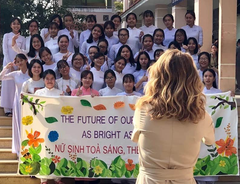 ジュリア・ロバーツのインスタグラム：「A complete joy to spend the day with @girlsopportunityalliance and these young women. The Future is Bright Indeed. 🌟  Please support work like this in Vietnam and around the 🌍! See my link in bio for how to champion this cause through Girls Opportunity Alliance. ☀️」