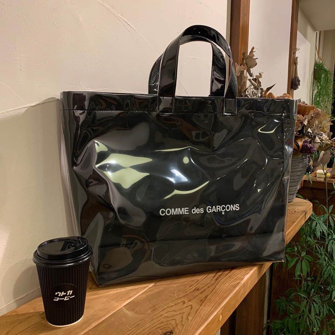 のインスタグラム：「【black market COMME des GARÇONSトートバッグ】 期間限定の2019 OMOTESANDO black market COMME des GARÇONS 闇市 で販売していたトートバッグは、PVCより耐久性が高いポリウレタン樹脂(PU)を使用している。サイズは大きめでインパクトがあり、闇市のアイテムの中でも随一の人気を持つ一品です。 僕としては、コーデの外しで使いたいバッグになります。 (チームウオモ加藤健司) @kenjikato75  #cdg #commedesgarcons #コムデギャルソン  #blackmarket  #totebag #トートバッグ #bag #teamuomo #uomo #uomo_magazine #uomo magazine #webuomo #fashion #mensfashion #mensstyle #チームウオモ #ウオモ」